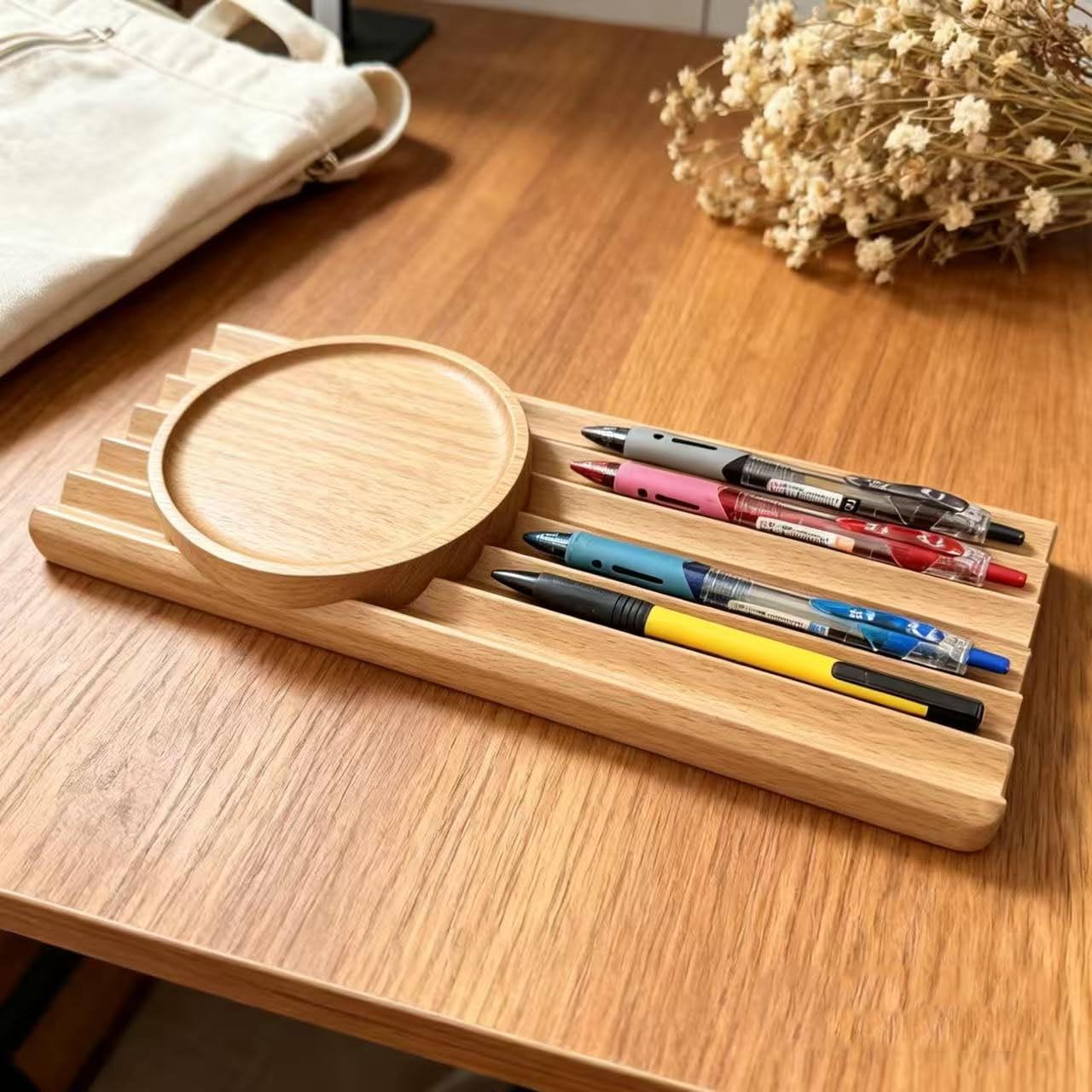 Organisateur de bureau en bois de chêne marron, un accessoire minimaliste et haut de gamme