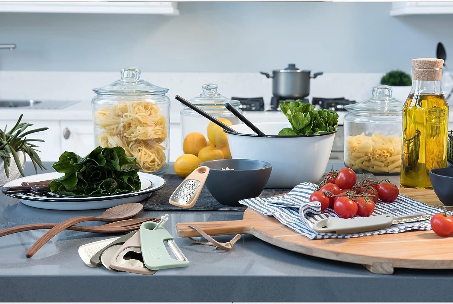 Küchen Gadgets Set: Platzsparende Kochhelfer für Reisen und kleine Küchen