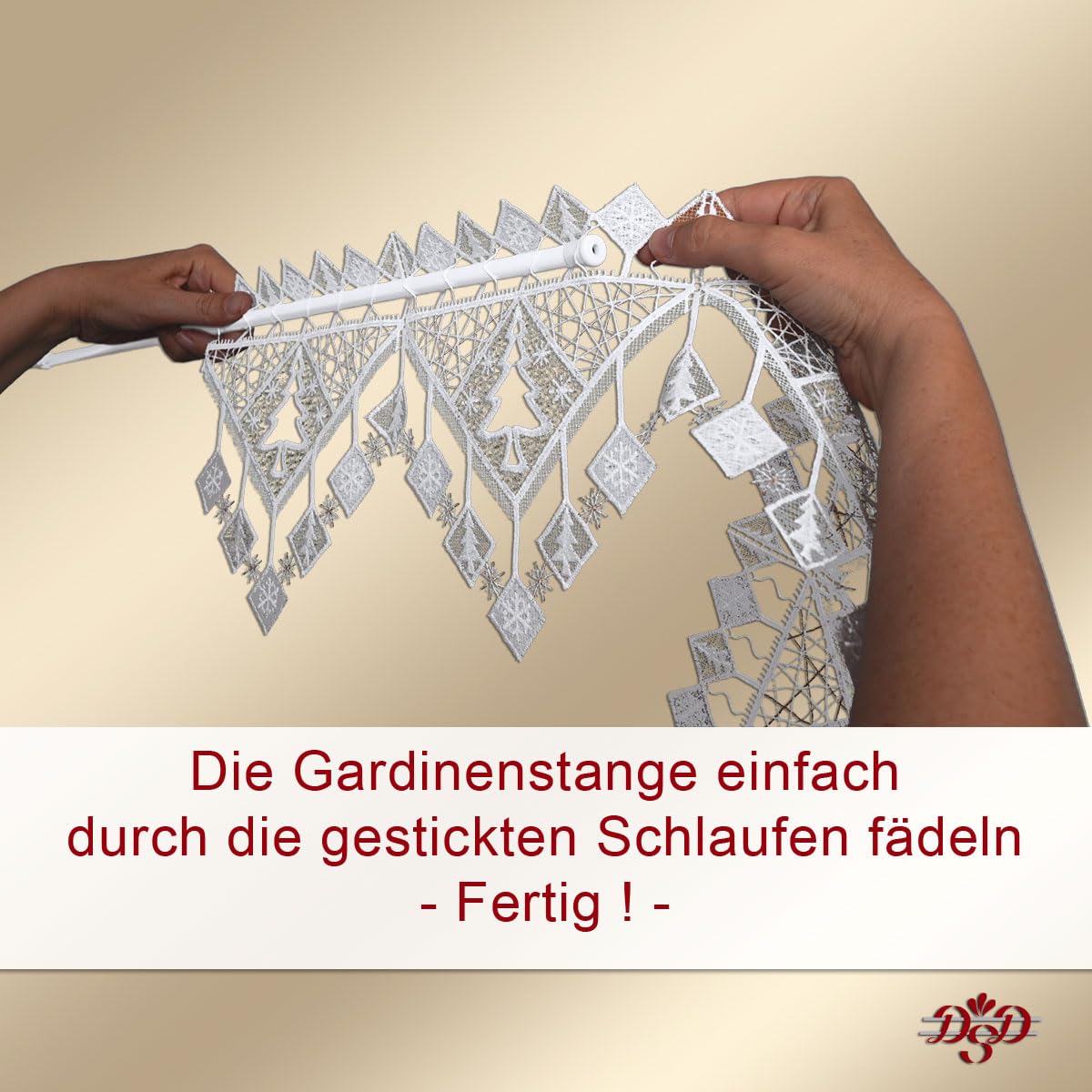 Feenhaus-Spitzengardine Winterbäumchen | Moderne Winterdeko Plauener Spitze | Mini-Scheibenhänger mit Tannenbäumen und geometrischen Mustern in weiß-Gold | Fensterdeko 20cm hoch, viele Breiten