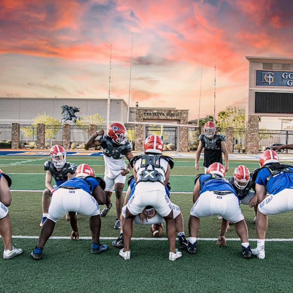 שחקני כדורגל בקבוצה, אחד מהם לובש מגן צלעות XTECH