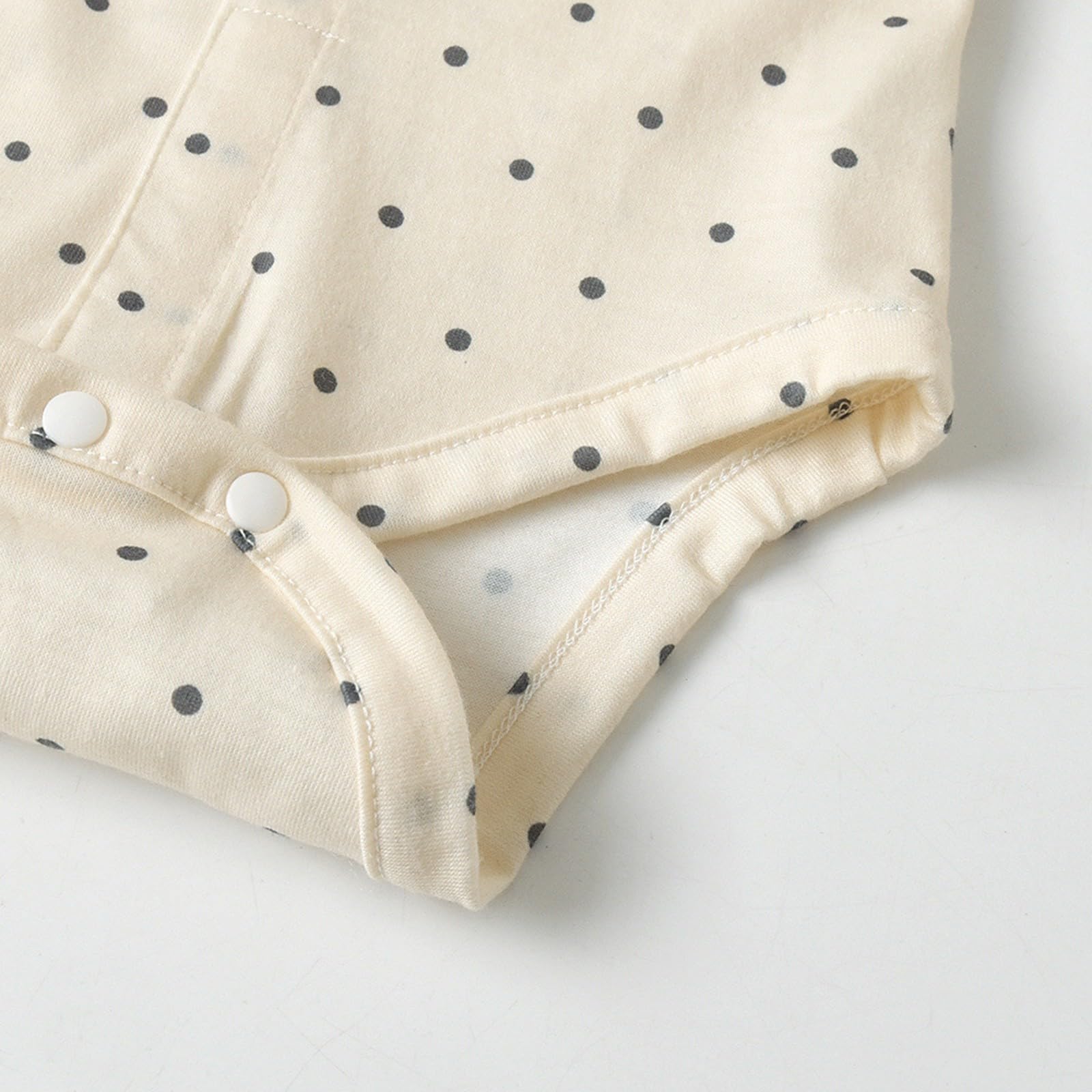Maglietta e shorts con bretelle, set gentiluomo morbido per neonato.