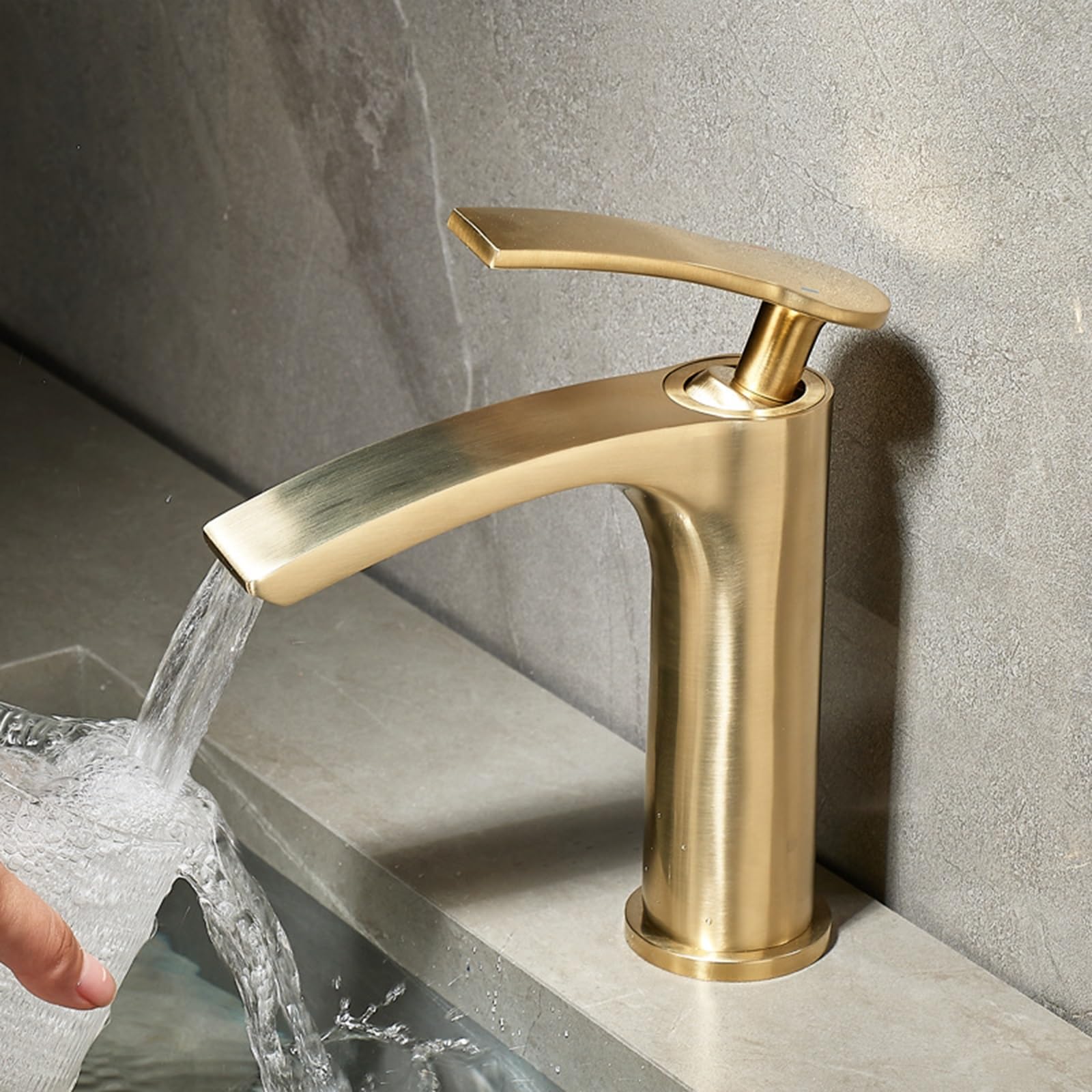Mitigeur de lavabo cascade or brossé pour un écoulement fluide et un réglage chaud froid précis