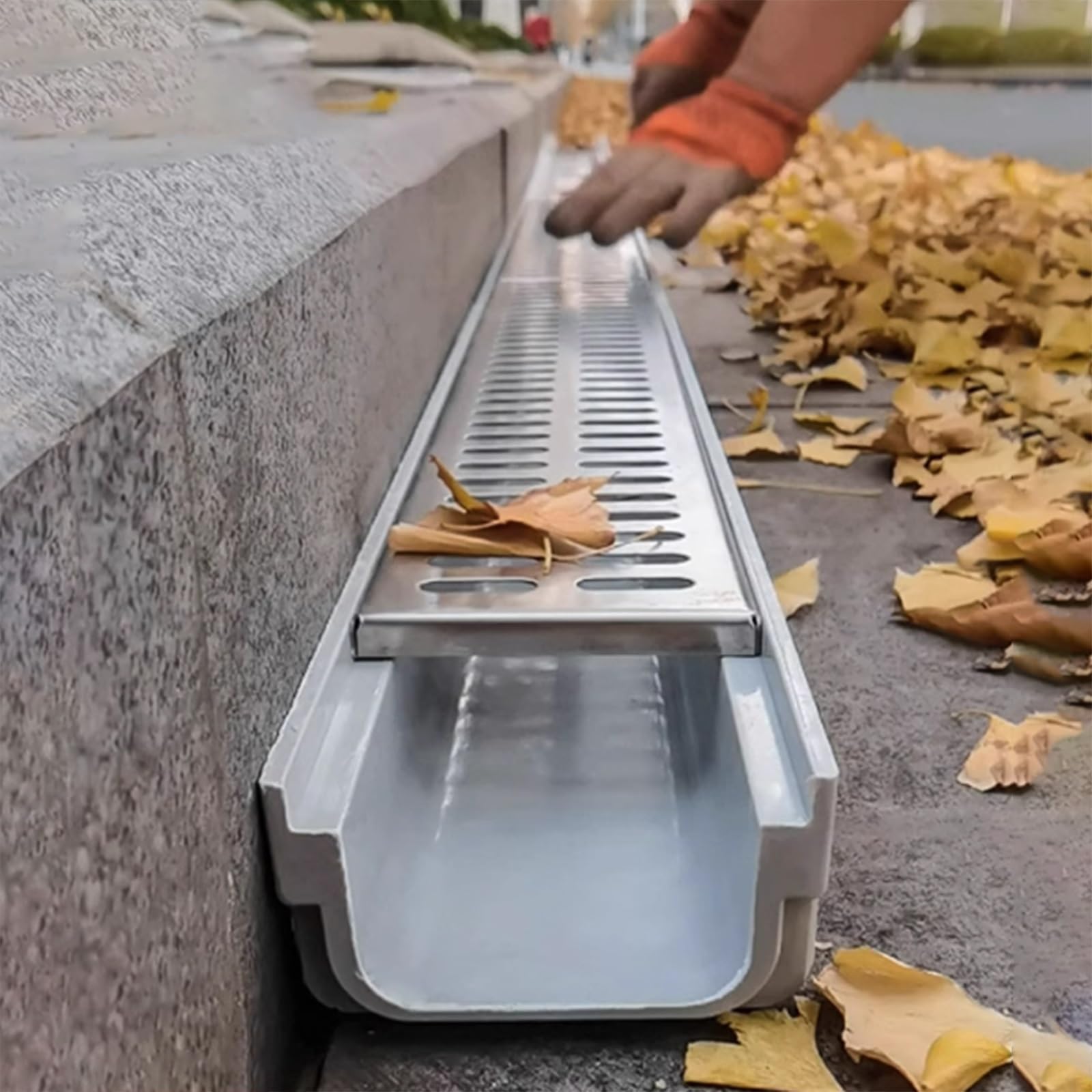 GLDYTVF Resin Composite Drainage Channel Grate Hidden Gutters for Rainwater Management Built-in Anti-Blocking Gutter System (39.4"x7.9"x7.9"/100x20x20cm)