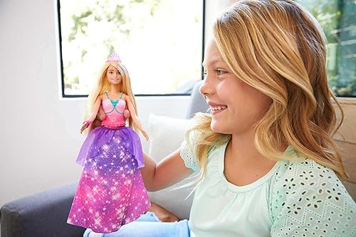 Vista 16 de Barbie Club Chelsea Dress-Up Doll (morena de 6 pulgadas) en disfraz de pastel con mascota y accesorios, para niños de 3 a 7 años Rosa