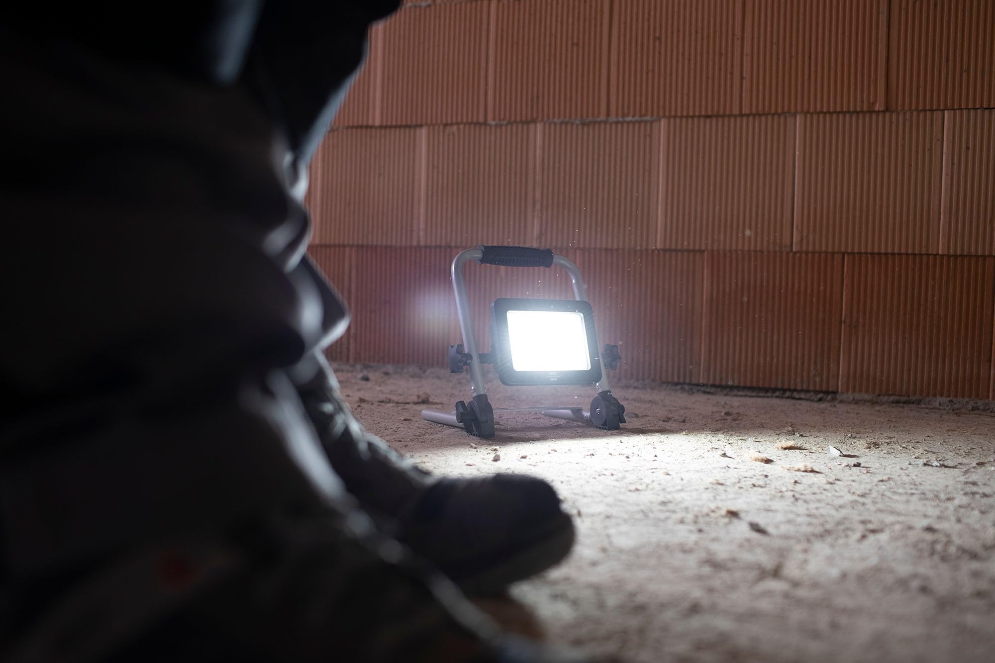 Brennenstuhl LED Akku Baustrahler EL 2000 MA (20W, 6000K, 2150lm, IP54, LED Arbeitsstrahler mit Powerbank-Funktion, 6h Leuchtdauer)