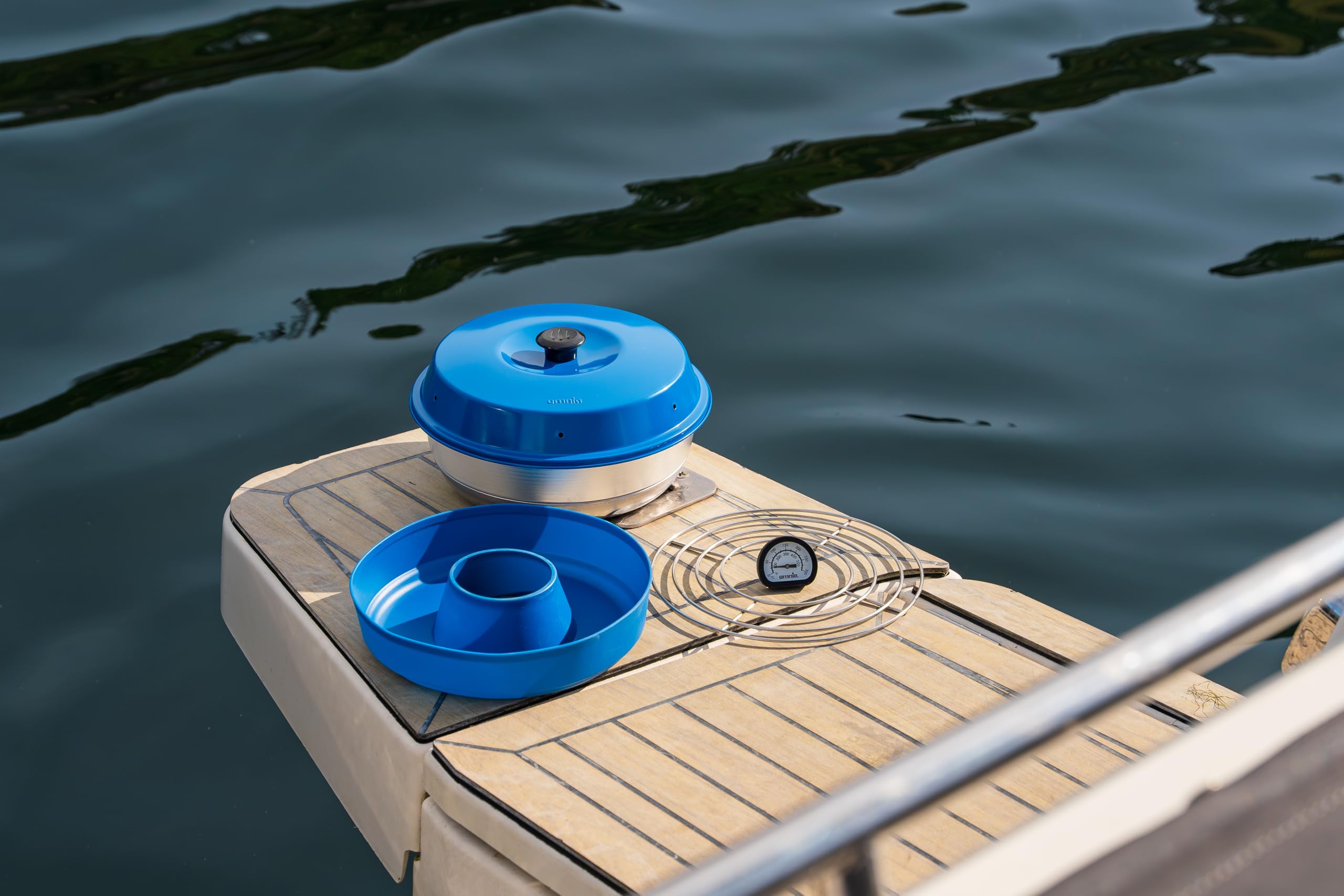 Omnia Kit Marine Four Portable 2L en Aluminium et Acier Inoxydable avec Moule en Silicone Anti-Adhésif, Grille de Four et Thermomètre, Forme Ronde, Bleu