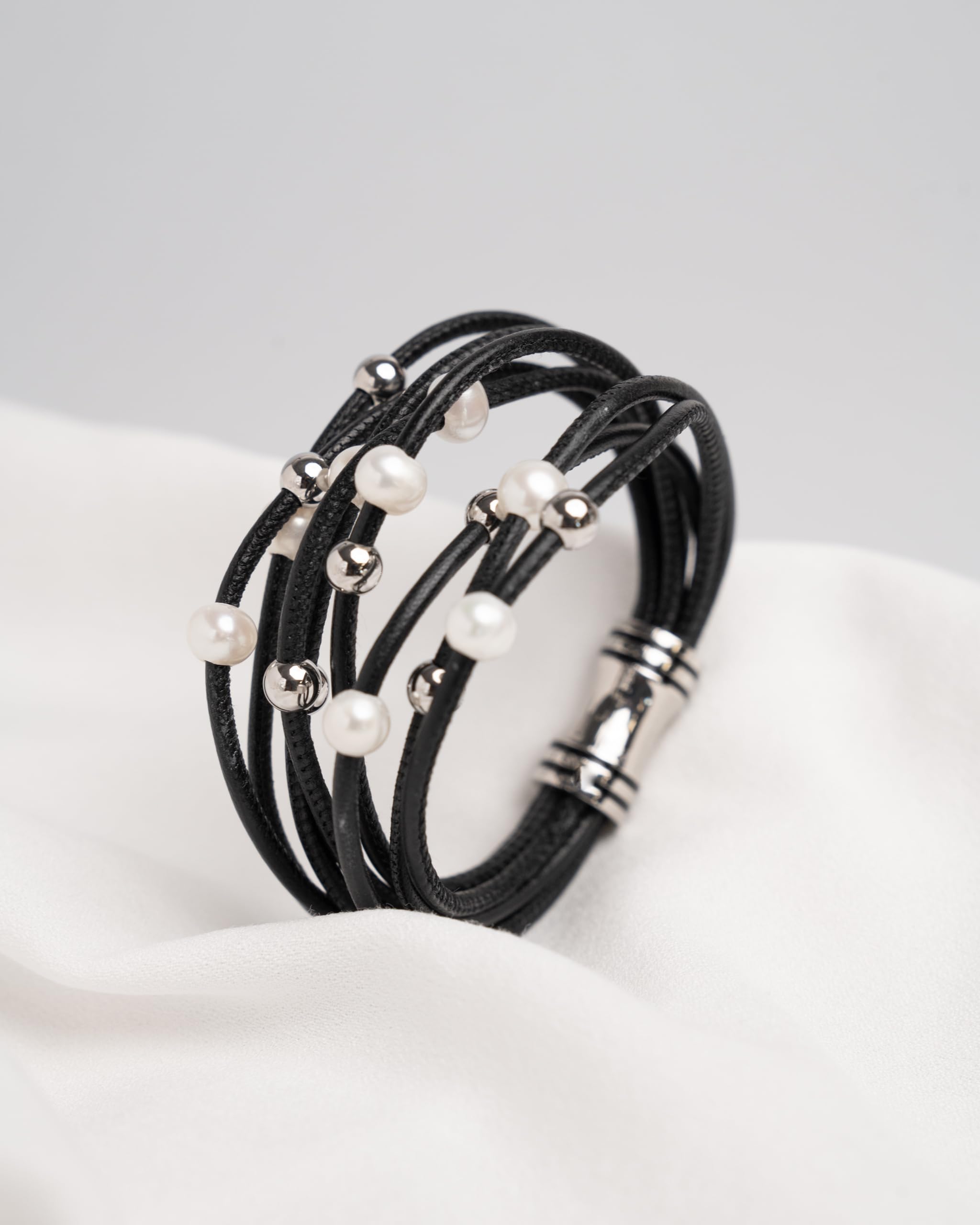 Bracelet pour femme avec perles d'eau douce de 7 à 8 mm et billes d'acier inoxydable montées dans un cuir et une fermeture magnétique en acier inoxydable - Secret & You