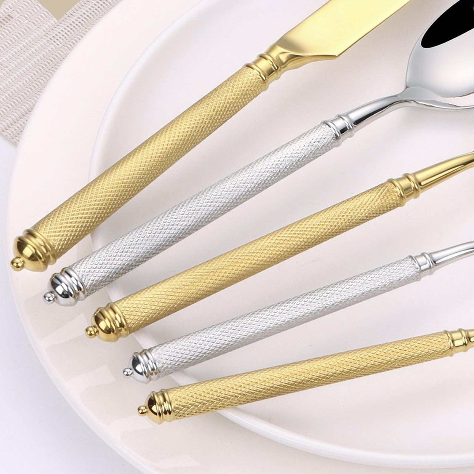Este Juego de Cubiertos de 40 Piezas para 8 Personas es un Juego de Cubiertos de Lujo, Elegante y Fabricado en Acero Inoxidable 18/8, Ideal para el hogar, la Cocina o el Restaurante. Cuenta