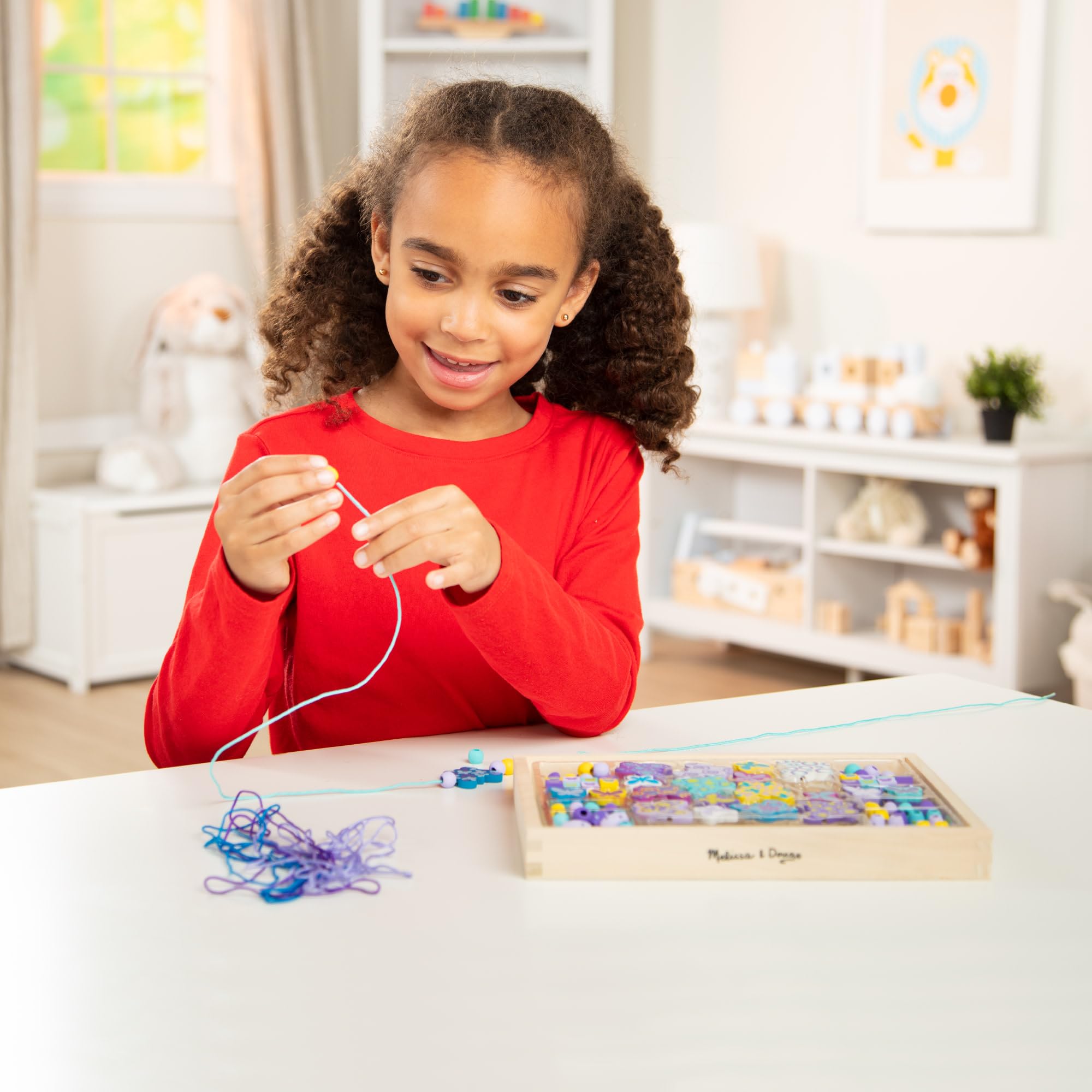 Melissa & Doug Zestaw drewnianych koralików motyle | Zabawa kreatywna| Zestaw koralików do robienia biżuterii| Drewniane koraliki dla dzieci w wieku 3 4 5 6 lat | Prezent dla chłopca lub dziewczynki