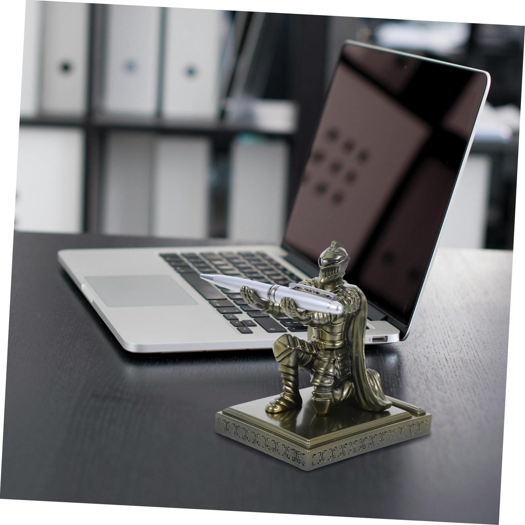 Portapenne Soldato in Resina Retrò Base Stabile, Design Unico da Cavaliere Inginocchiato per Scrivania Casa e Ufficio, Accessorio Militare Decorativo