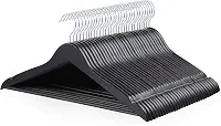 Amazon Basics Cabides de madeira, pacote com 30, preto