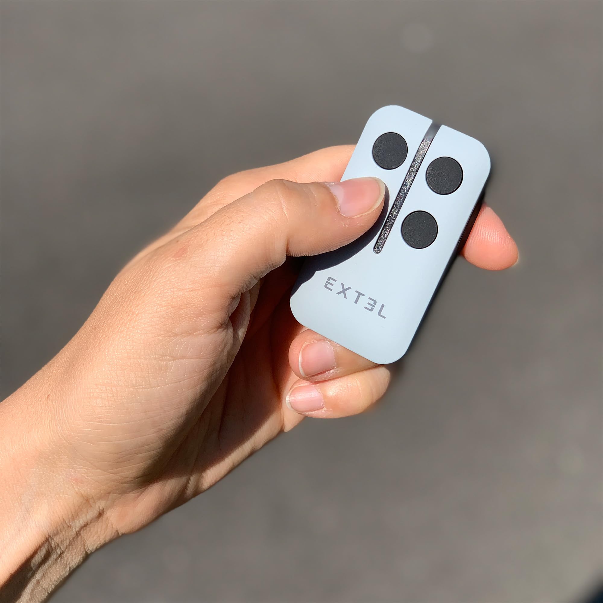 Extel XV250 – Motorisation connectée à vérins pour portail à battants jusqu’à 5 m et 500 kg, contrôle via application Umii, kit complet avec 4 télécommandes au total