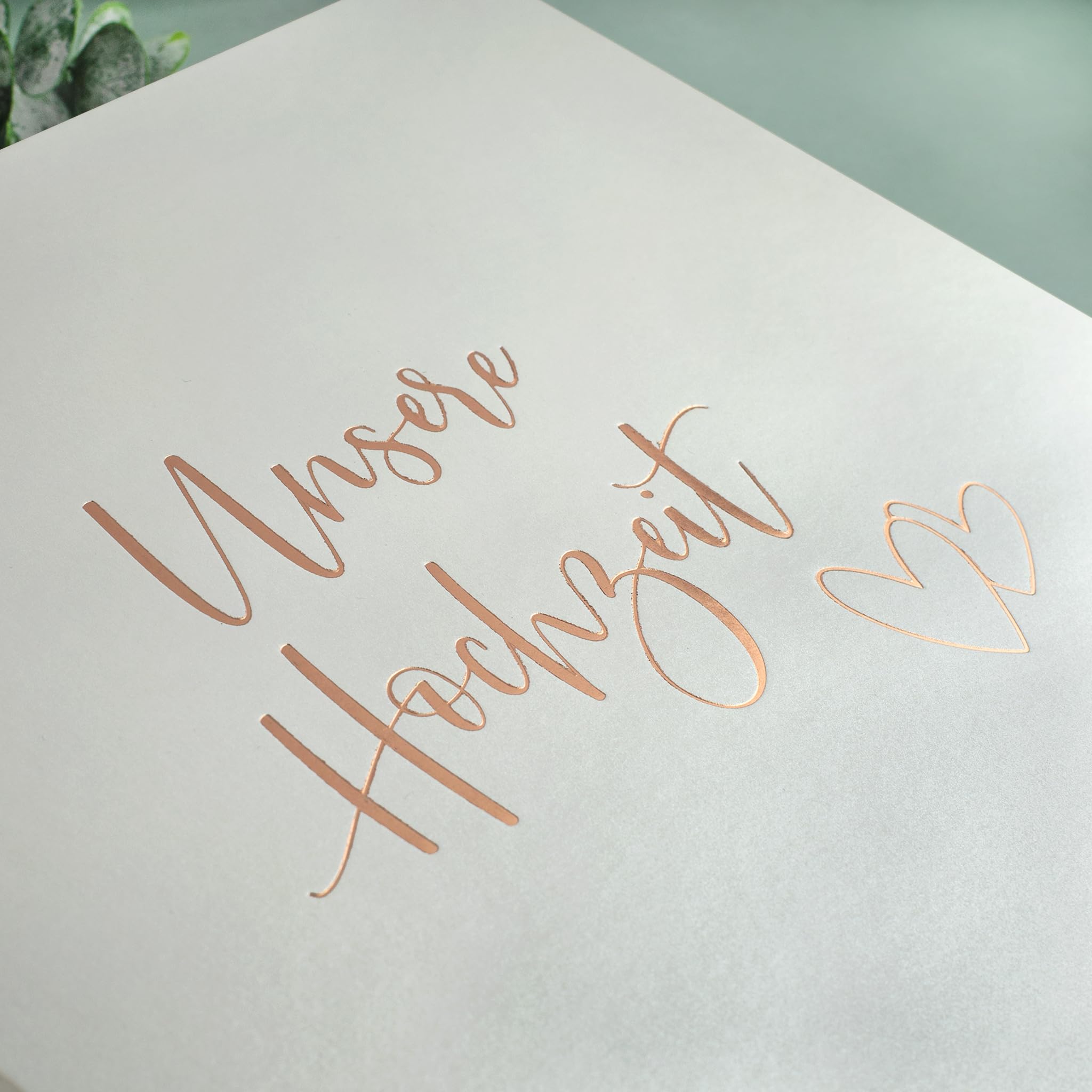 Herz & Heim® Personalisierbares Fotoalbum zur Hochzeit – 60 Seiten Satinpapier mit Pergamin – Hardcover Fotobuch mit Goldprägung – Hochzeitsalbum mit Namen & Datum für Erinnerungen