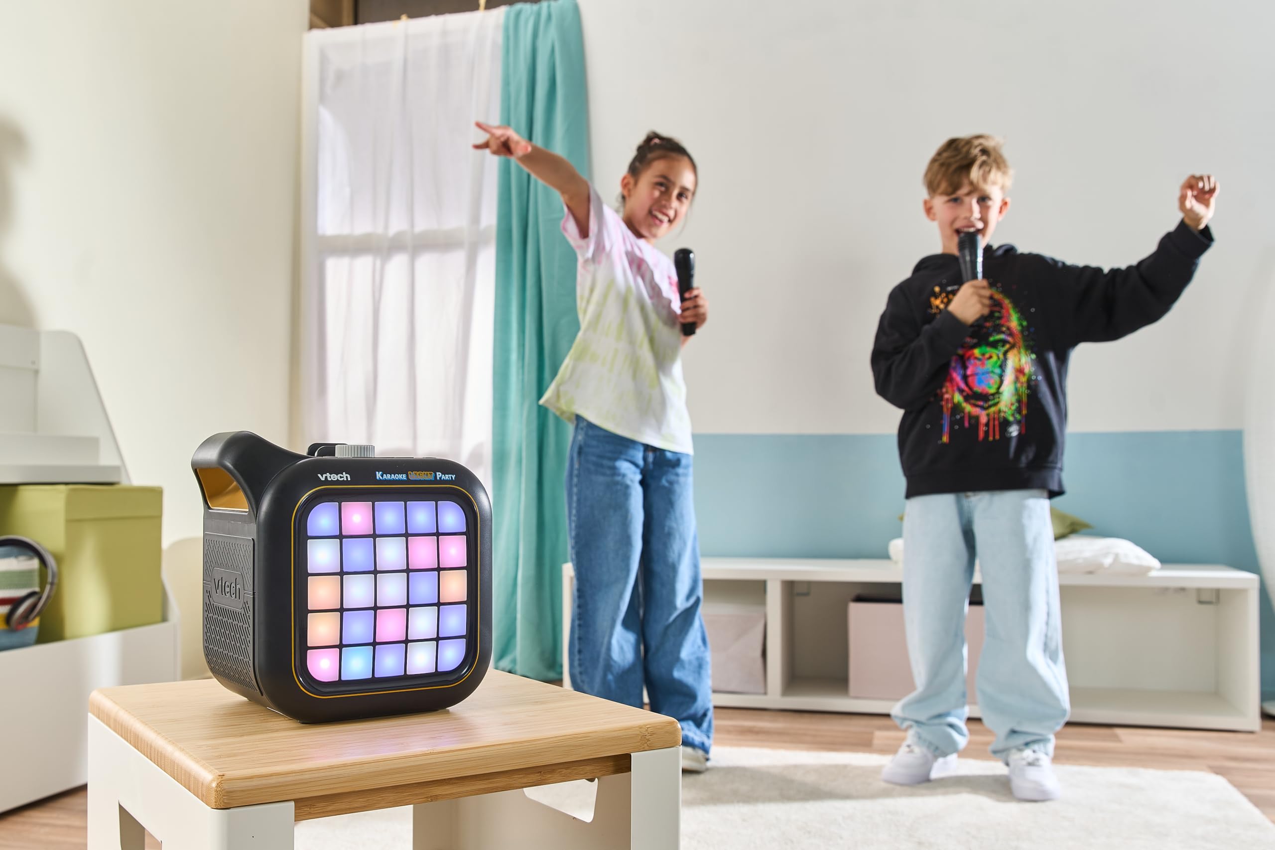 VTech Karaoke Light Party, micrófono Infantil para Karaoke con Altavoz, 2 micrófonos inalámbricos, conexión Bluetooth y Voz mágica, Efectos de Sonido, 25 Teclas para Pixel Art, Pilas Incluidas, 7+ | 2 micrófonos inalámbricos, Bluetooth, voz mágica, efecto