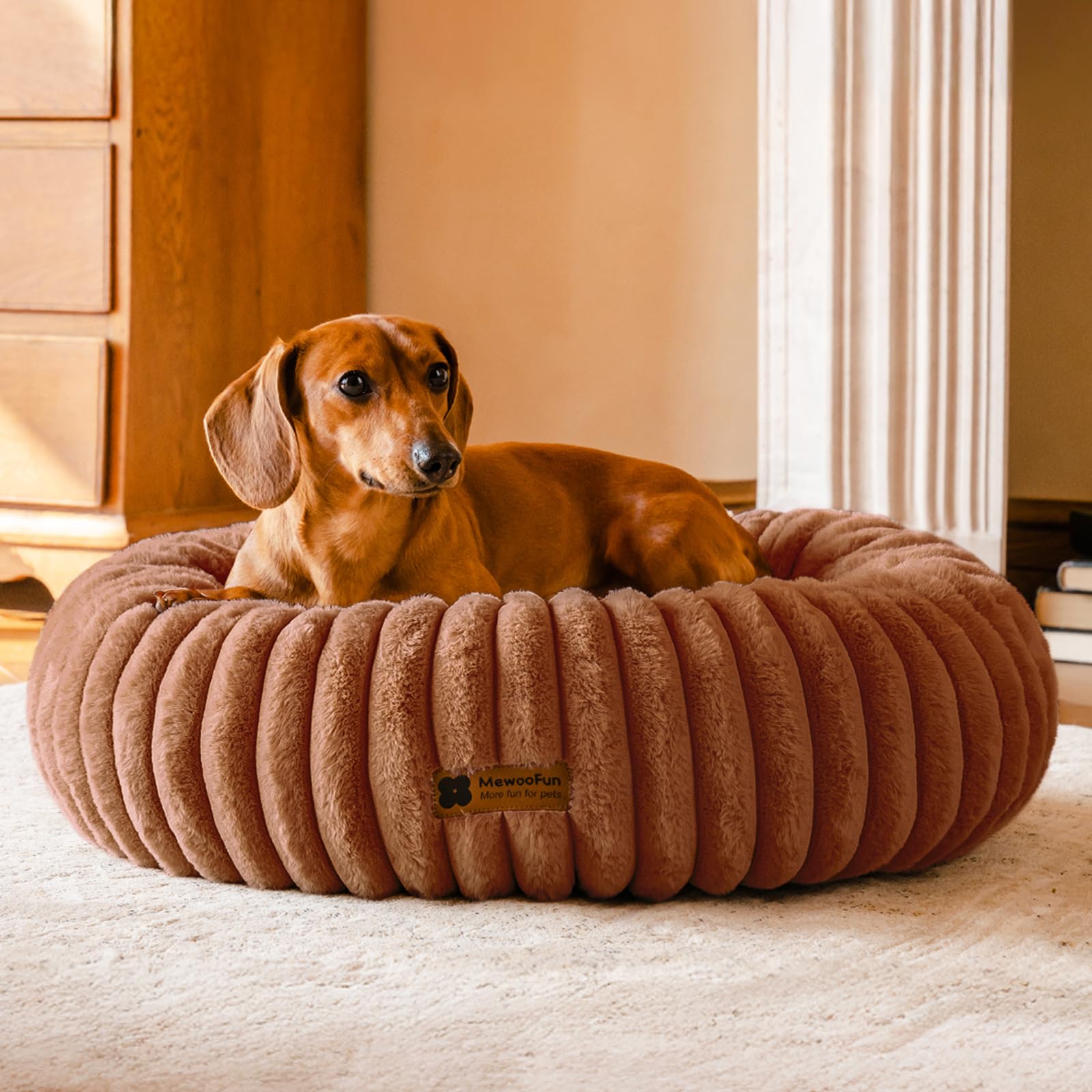 MEWOOFUN Camas para gatos de interior, cama lavable y esponjosa para mascotas con parte inferior antideslizante, cama redonda calmante para cachorros y gatos pequeños (marrón, 64 x 64 x 18 cm)