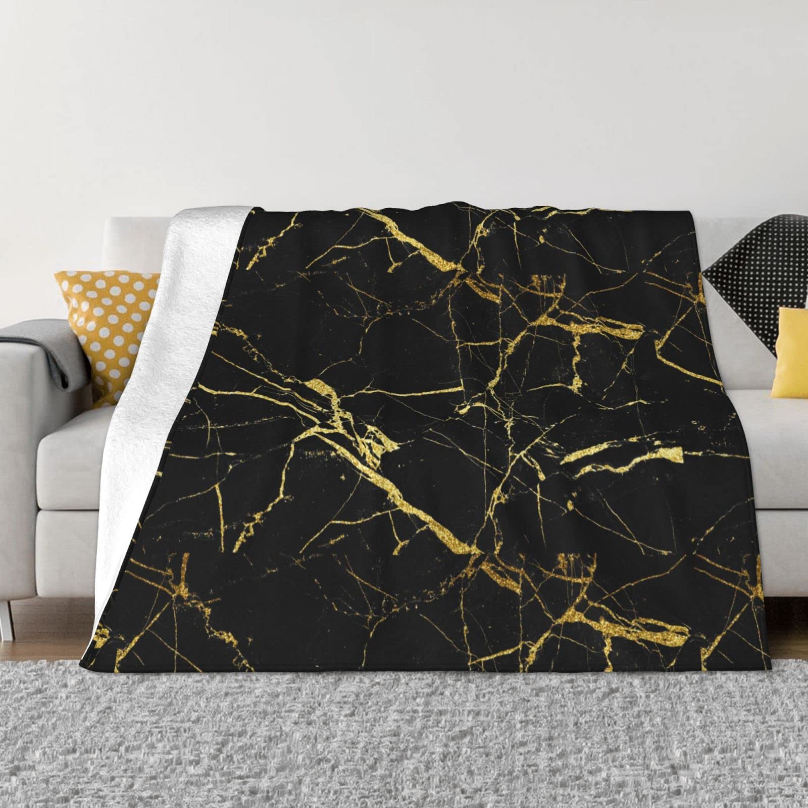 Couverture douce en flanelle marbrée noire et dorée pour créer un cocon chaleureux