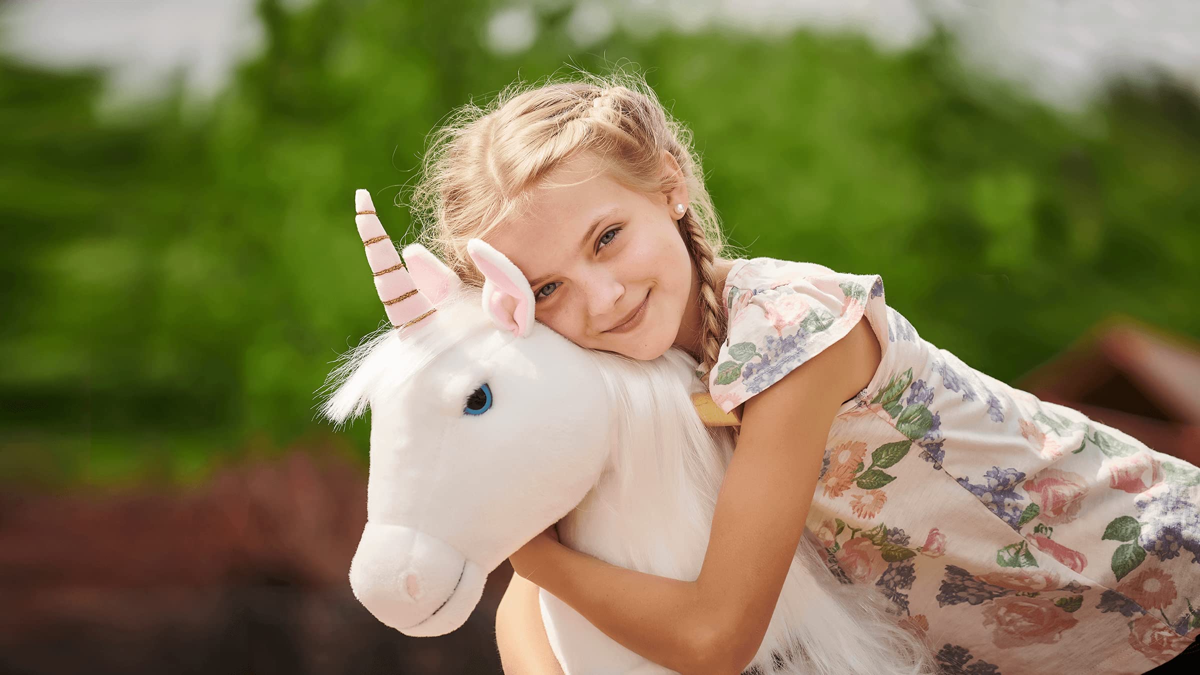 PONNIE Koń jeździecki na rolkach Unicorn M (5-12 lat), konik do zabawy konnej, ze zdejmowanym brązowym siodełkiem i uzdą, z uzdą, czesana grzywa i ogon, pluszowy koń do jazdy konnej dla dzieci