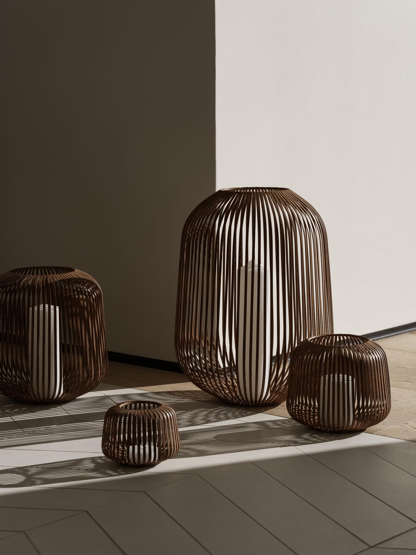blomus Latarnia zewnętrzna Lito | wewnętrzny szklany cylinder | rustykalny wygląd | rozmiar S | 20 l x 20 szer. x 17 wys. cm | świecznik ze stali nierdzewnej | mała latarnia dekoracyjna
