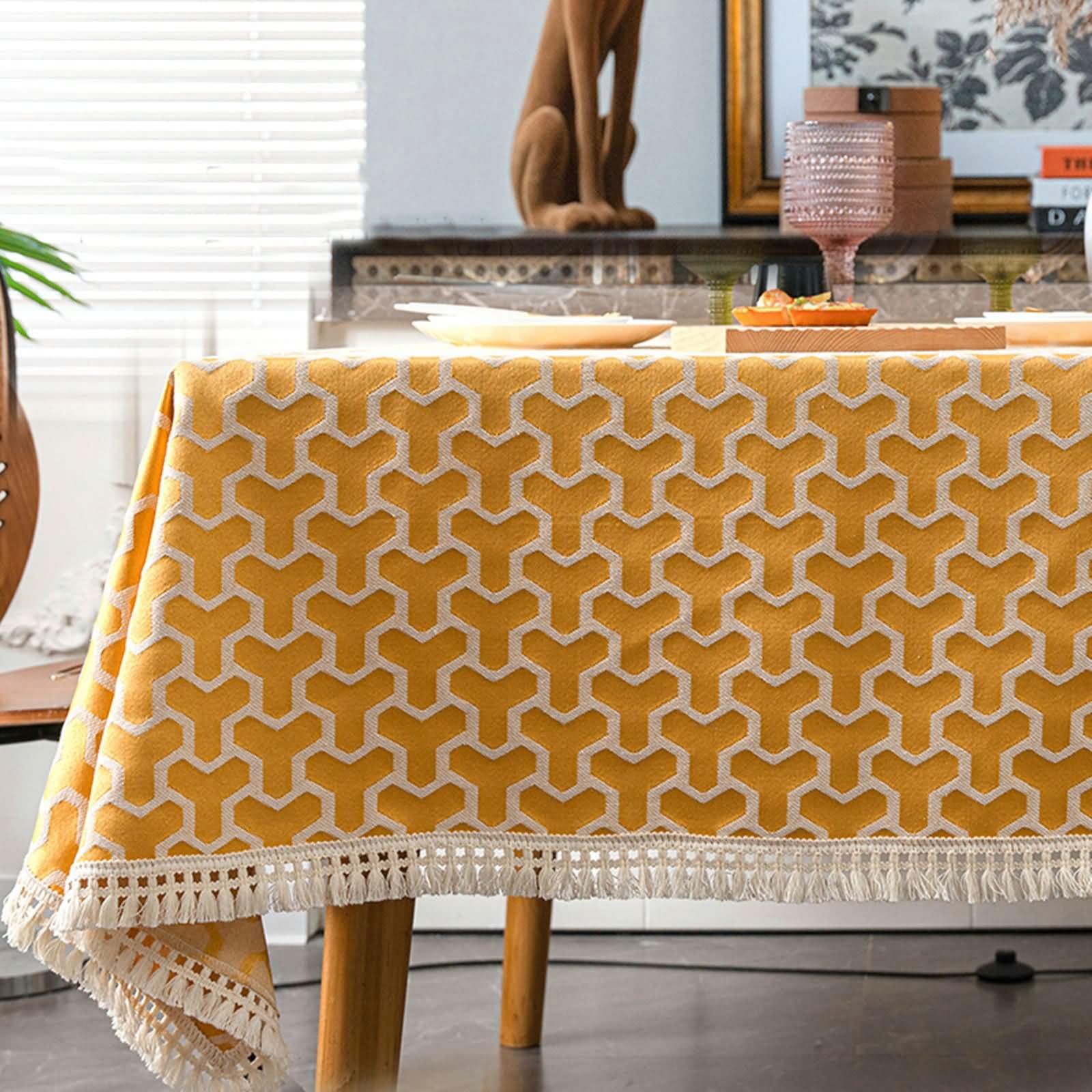 Nappe 140 x 220 rectangle en polyester antitache à motifs géométriques et pompons
