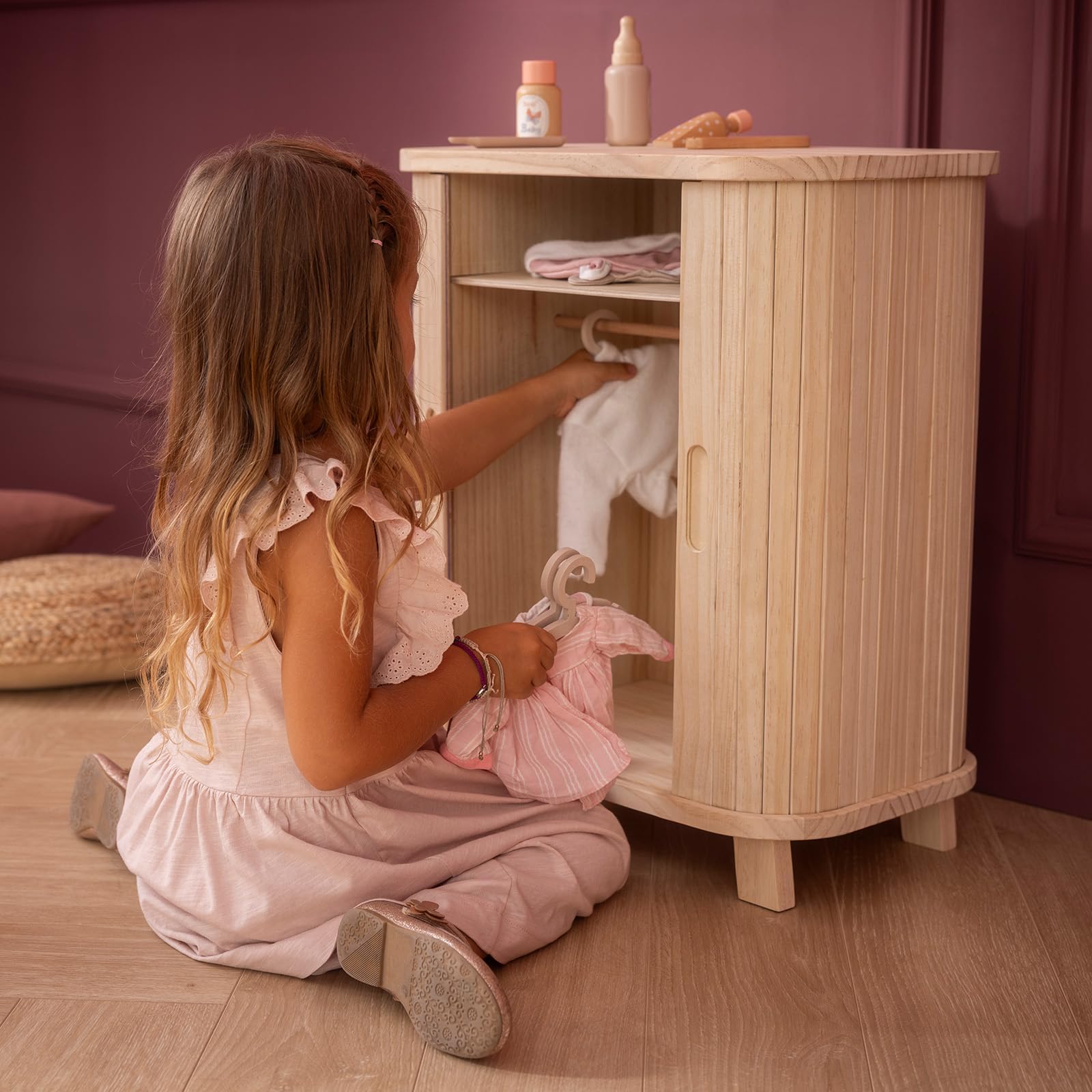 howa Armadio per bambole in legno Grace – Mobili per bambole con porta scorrevole, asta appendiabiti, mensola e 3 grucce 2670