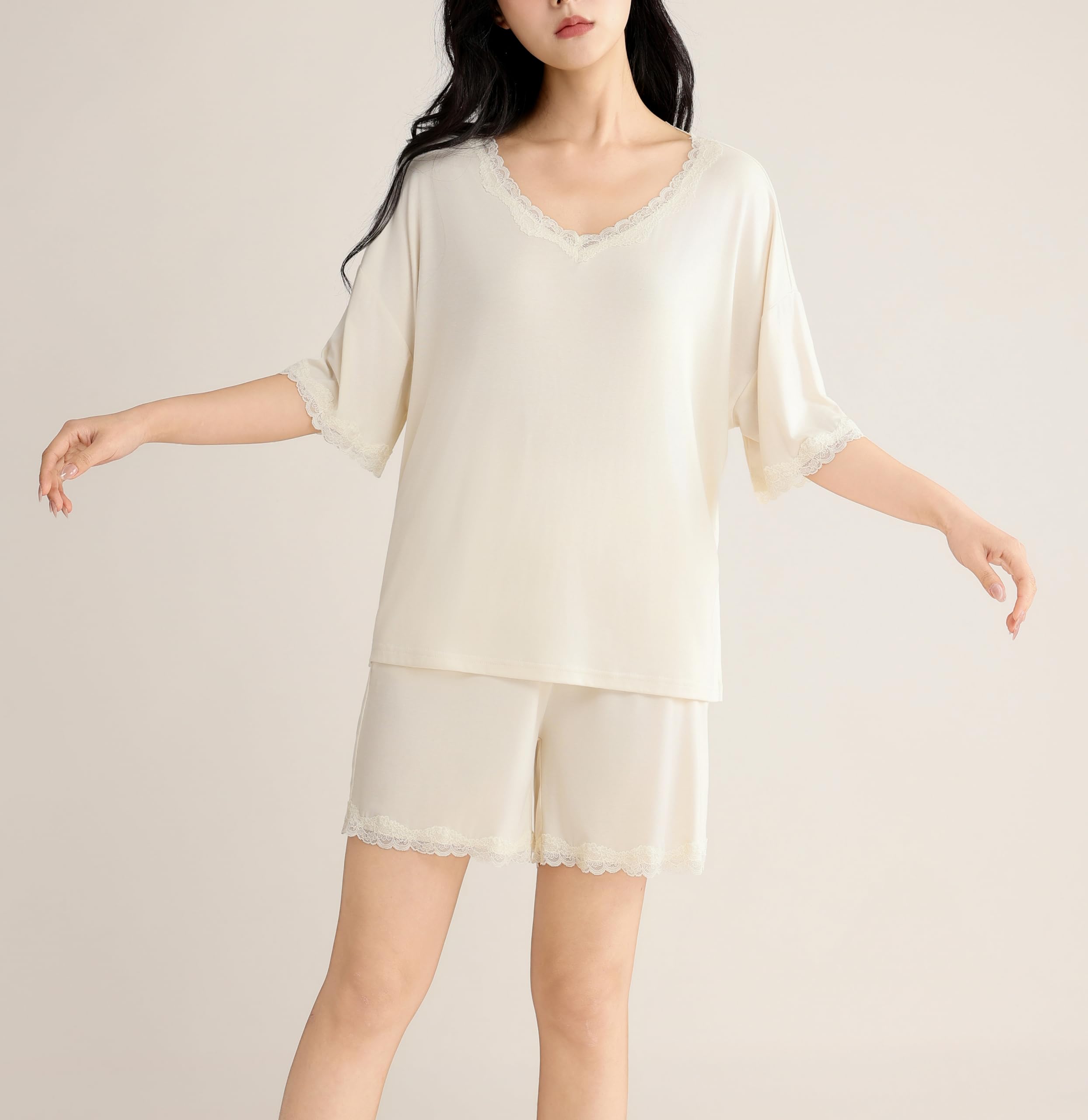 Ensemble Pyjama Femme Lyocell Dentelle Été | Col V dentelle, poignets dentelle, ourlet dentelle, manches courtes, short ample. Loungewear d'été douce soyeuse