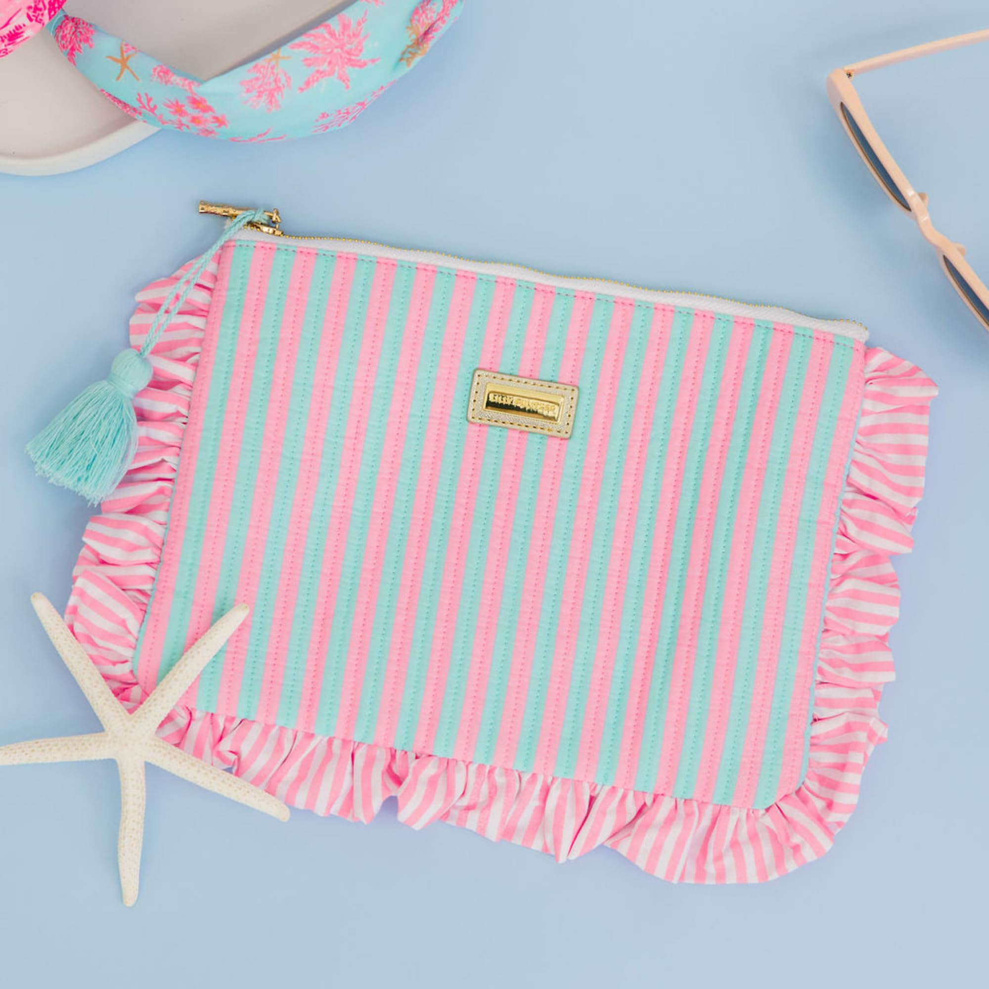 Lilly Pulitzer Estuche acolchado con cremallera con volantes, bonito estuche para adultos, neceser de viaje, bolsa pequeña para suministros, maquillaje o artículos de tocador (rayas), Raya, Costero