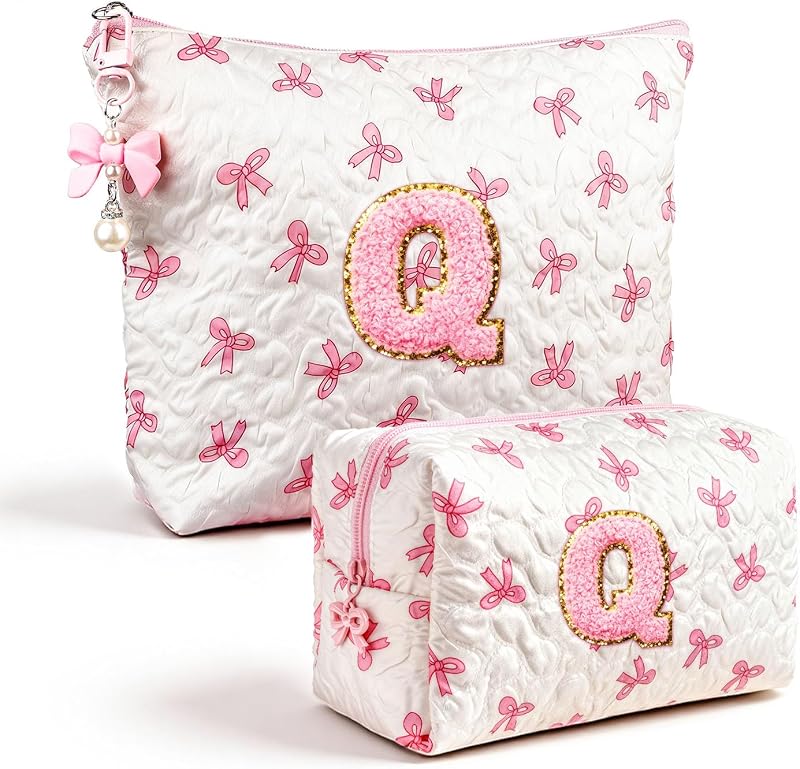 Necessaire de maquiagem Giftota com inicial, estampa de laço, modelo matelassê, zíper, 2 unidades