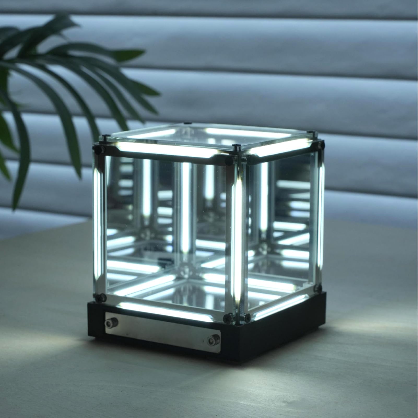 Cryfokt Infinite Cube, luce LED Infinity Mirror Cube con controllo touch e ricarica USB C, batteria 2000 mAh per camera da letto, studio, decorazione hotel
