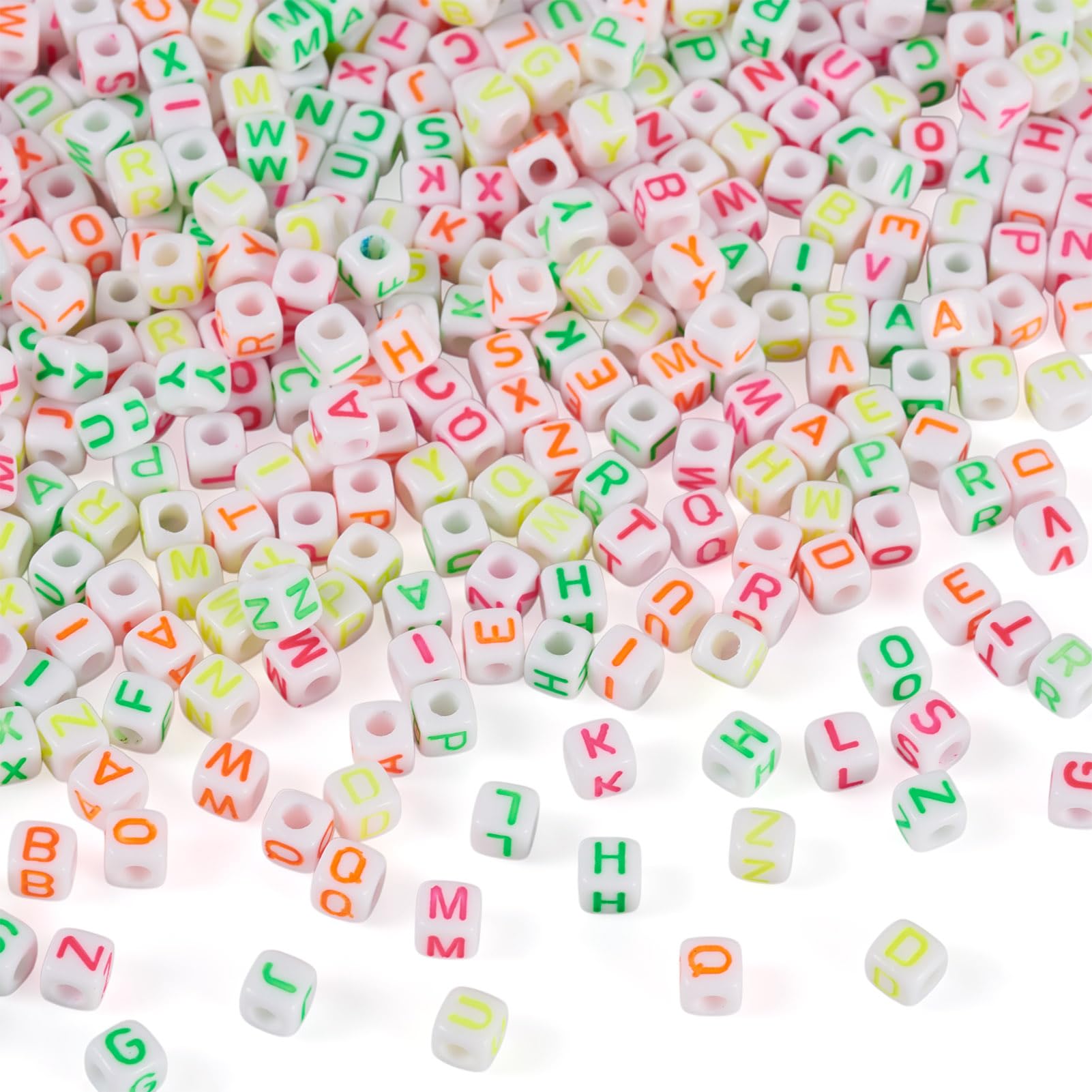 Perles cubiques alphabet en acrylique pour animer vos ateliers de bracelets d'amitié