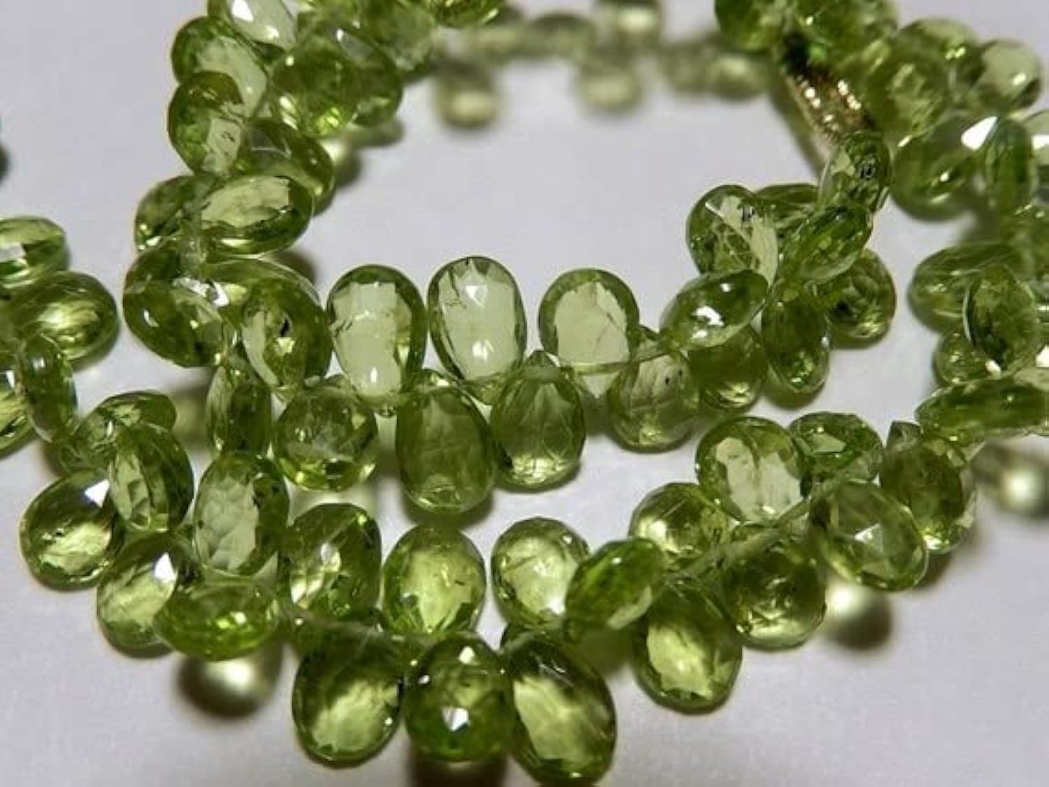 LKBEADS Zielony kamień szlachetny perydot, fasetowany briolette z gruszki, półszlachetny kamień szlachetny. 7-8 mm 5 szt