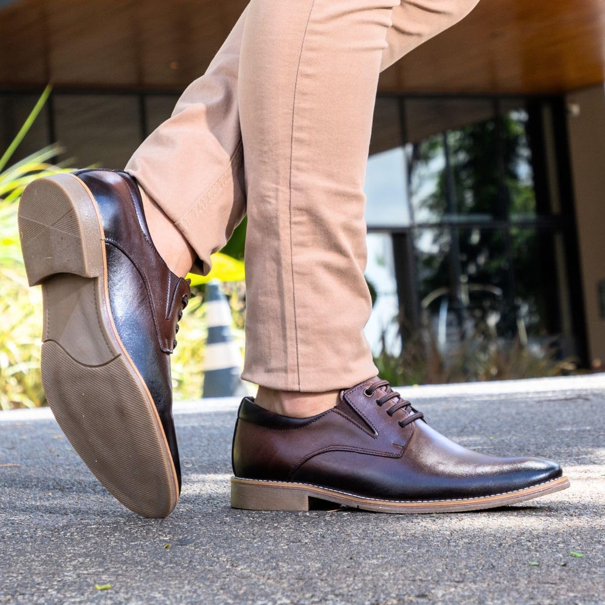 Sapato Masculino Social Couro Bico Redondo Moderno Confort em promoção! Veja a oferta e mais achadinhos de Sapatos 8 Hoje é o melhor dia para comprar Sapato Masculino Social Couro Bico Redondo Moderno Confort com aquele preço maroto! Promoção! Aproveite a oferta! 8