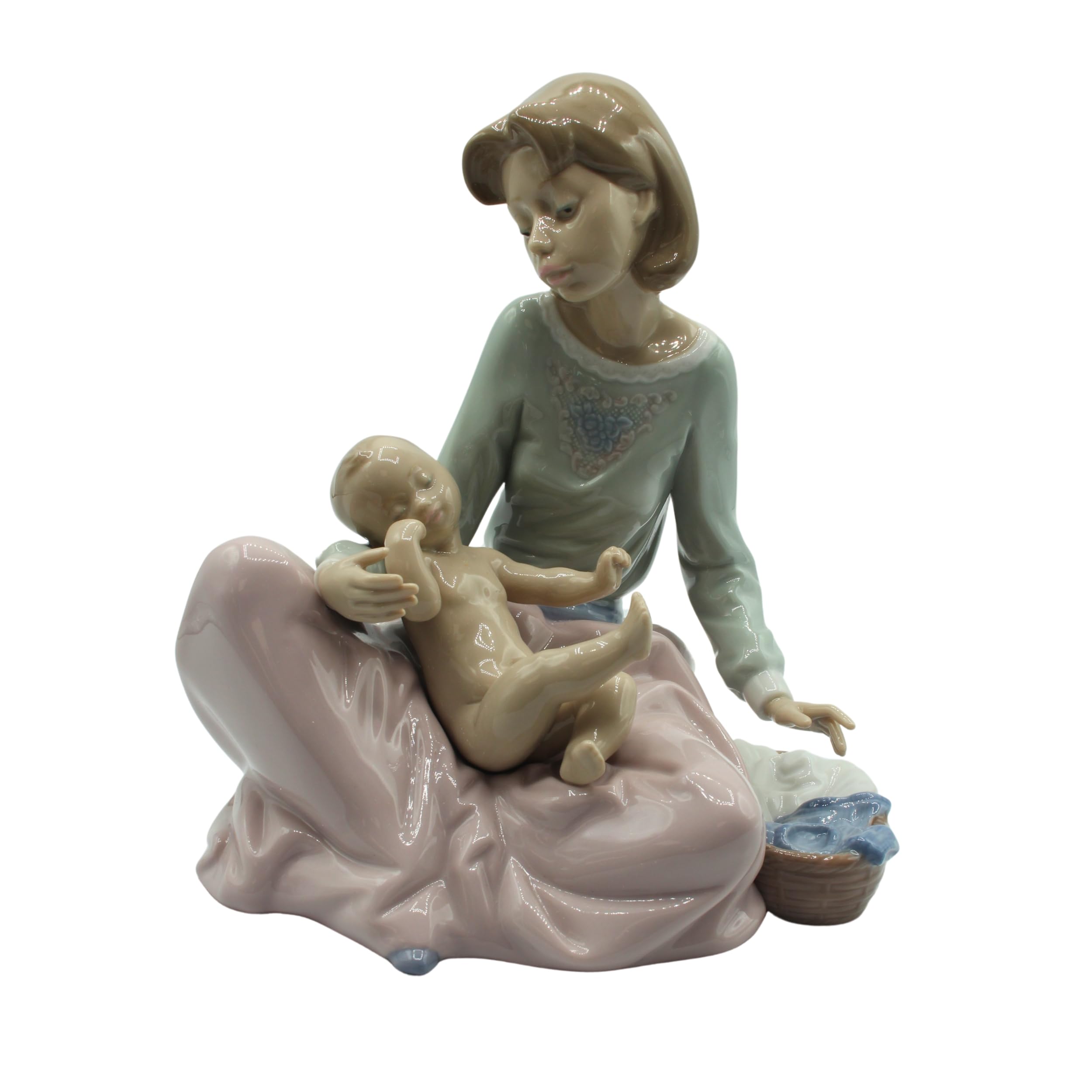 リヤドロ DRESSING THE BABY Amazon.com: LLADRÓ Figurine: 5845 Dressing The Baby : Home