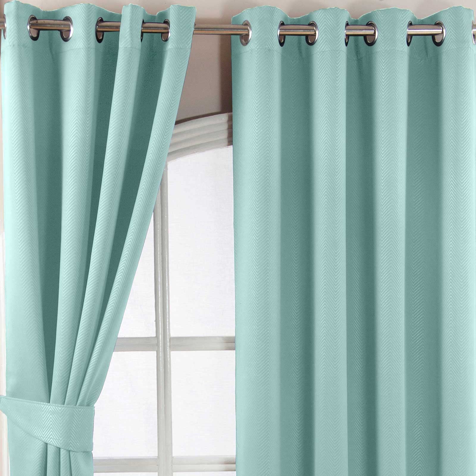 Homescapes Coppia di tende oscuranti con asole, design geometrico a sina di pesce, colore blu pastello, Poliestere, Pastel Blue, Curtain Pair 46x90