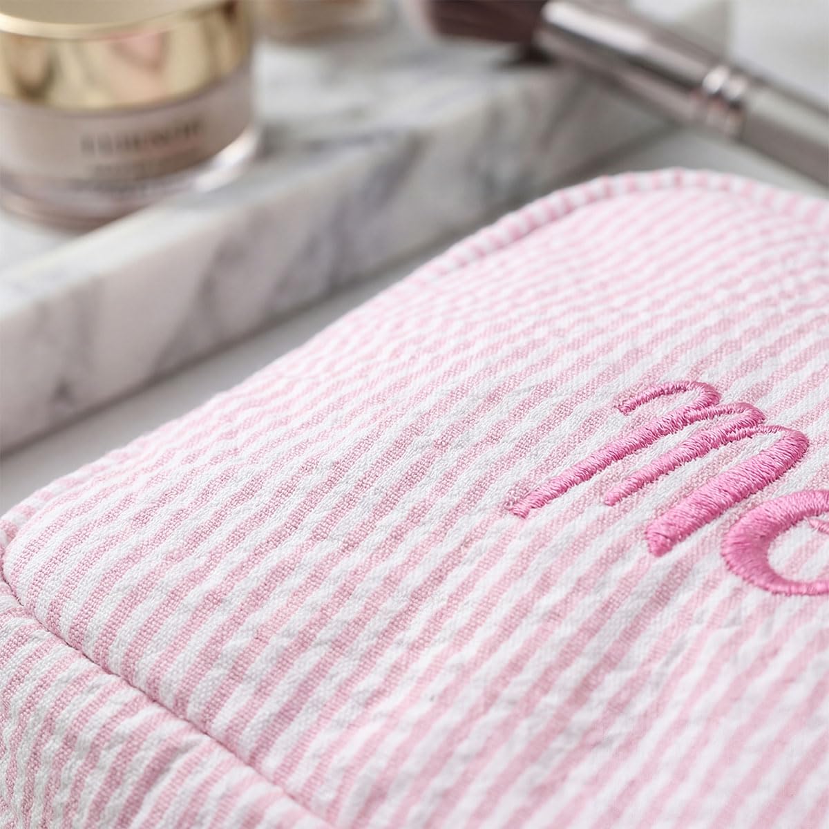 Nome personalizzato ricamato Seersucker Makeup Bag, sacchetto cosmetico a righe personalizzato, borsa da toilette leggera di viaggio di grande capacità, damigella d'onore & regalo di nozze