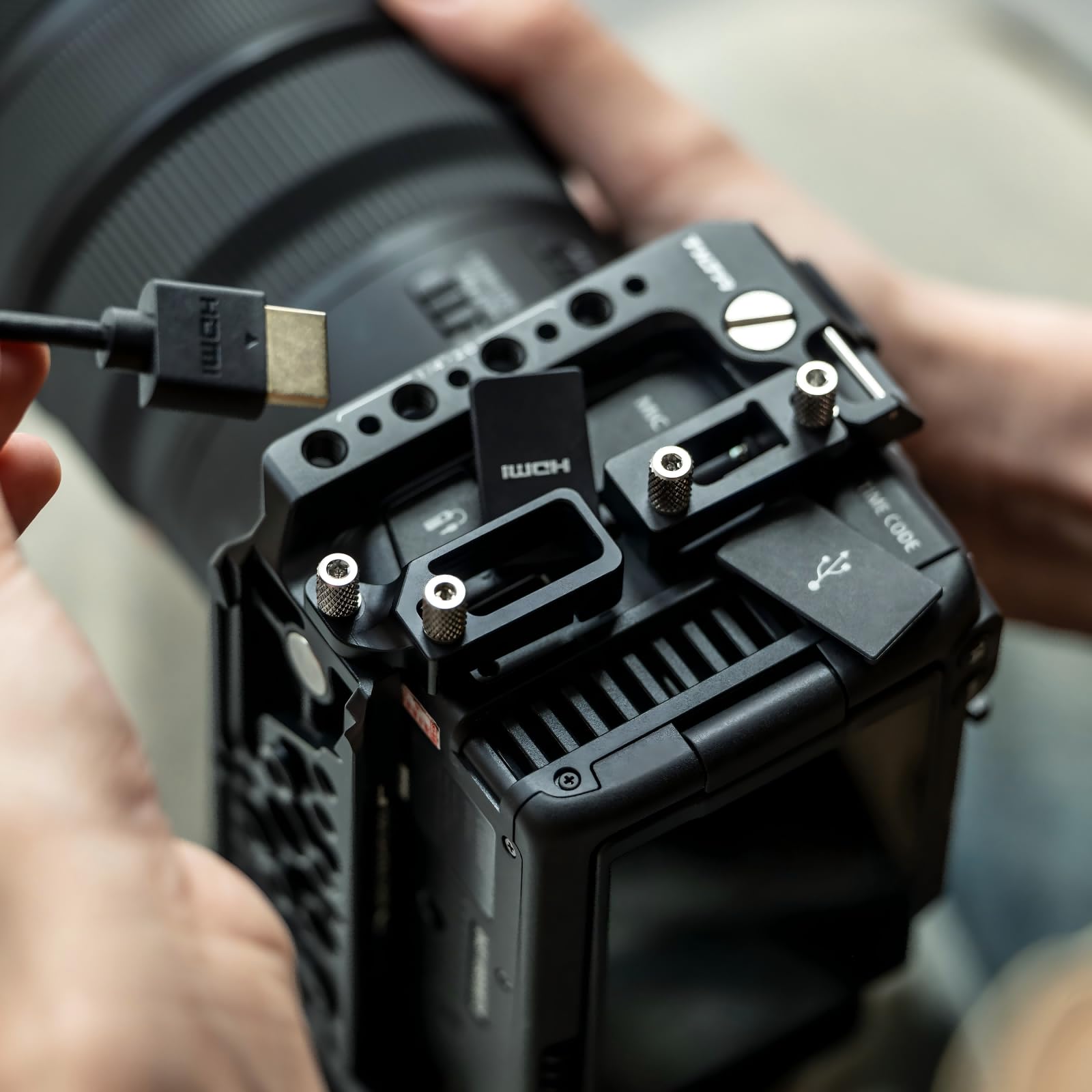 Tilta C50 Cage, Kamerakäfig-Power-Kit Kompatibel mit C50 mit ARCA-Empfänger, V-Mount-Batterieplatte – Schwarz TA-T93-C-B