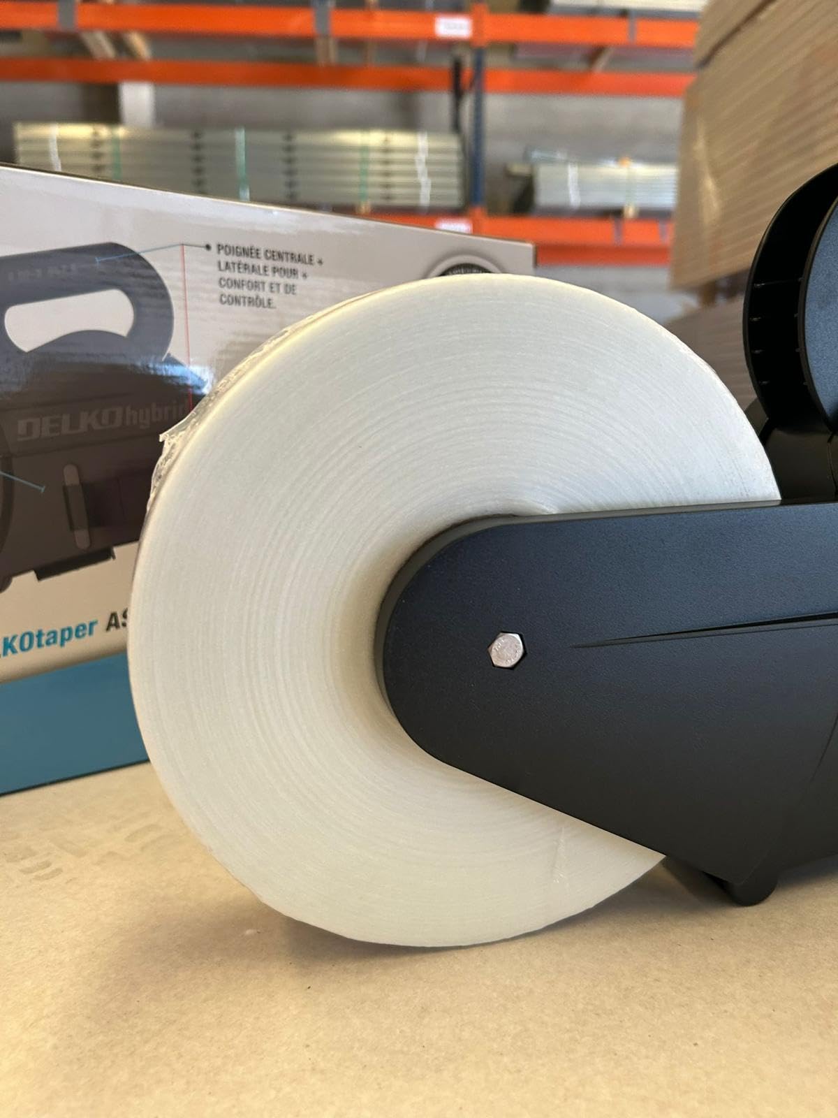DELKOhybrid, herramienta de encintado para paneles de yeso. La mezcla perfecta de ZÜNDER y DELKOtaper, combinando sus mejores características para crear la mejor experiencia de encintado.