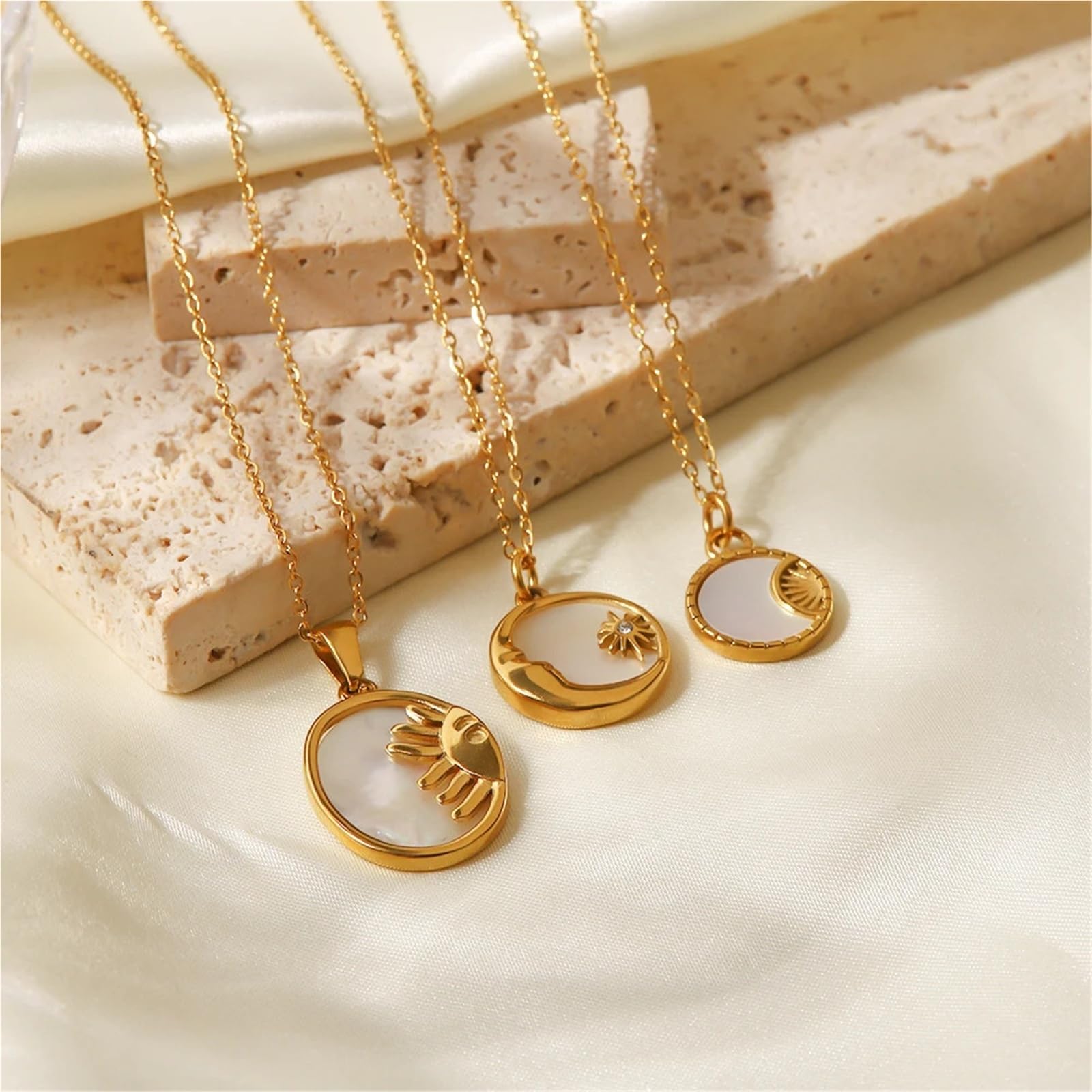 Collana con ciondolo in acciaio inossidabile con conchiglia bianca naturale, ciondolo a forma di luna e stella, rotondo e irregolare, gioiello da donna, 1 pezzo