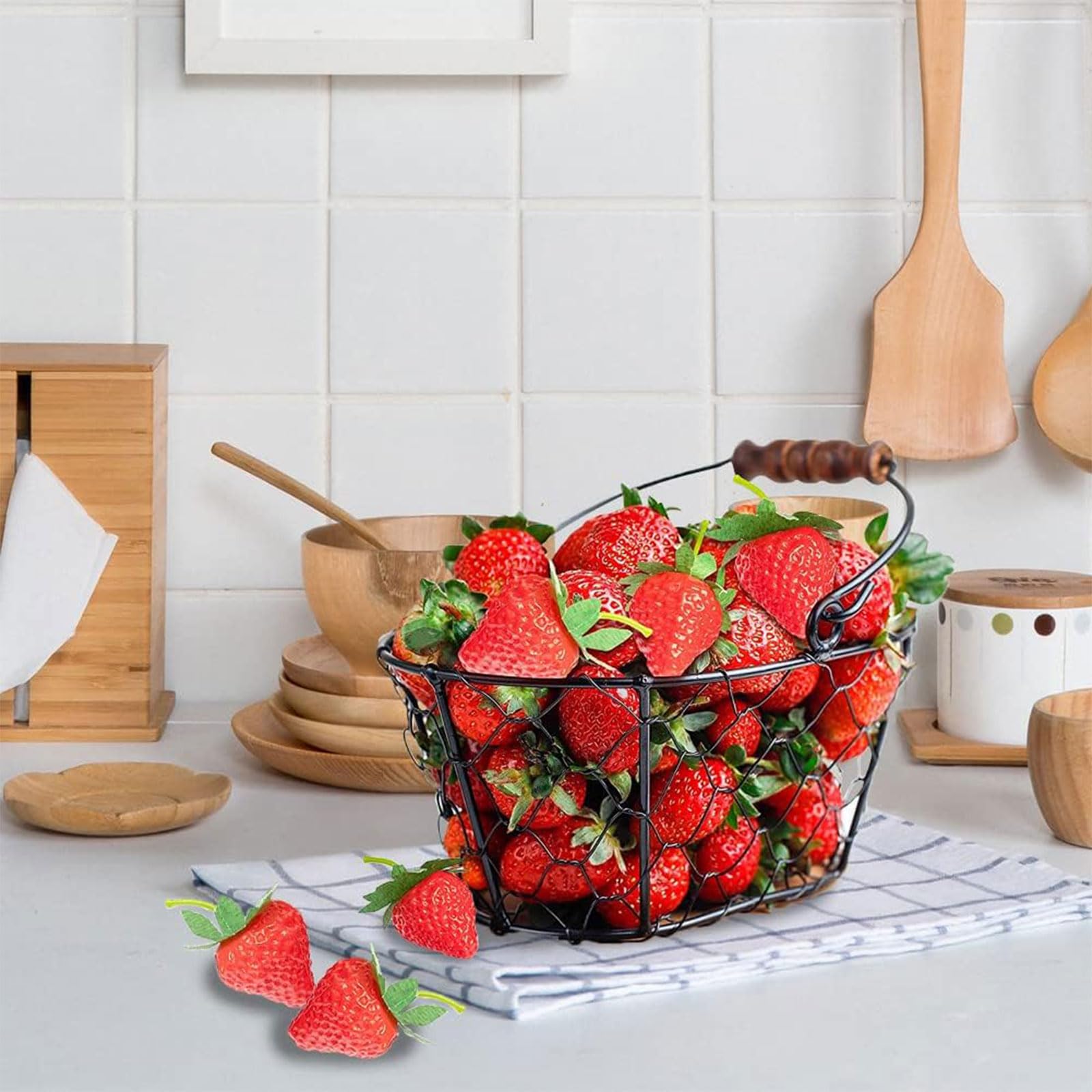4 Stück Dekofiguren, Gartenfiguren als Erdbeere, Früchtefiguren als Erdbeere, Sommerfiguren, Erdbeerfiguren, Erdbeerkinder aus Keramik im 4er Set in Rot, Größe einer Figur: L/B/H 2 x 3 x 6 cm