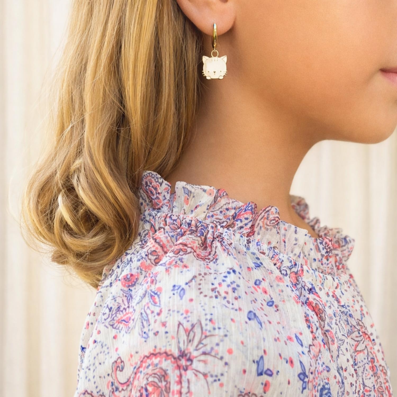 Petites Créoles Dorées Plaquées Or 14K avec Chatons Blanc ou Rose – Boucles d’Oreilles Légères Femme Fille Ado – Idée Cadeau Amoureuse des Chats – ASTER ALHELÍ