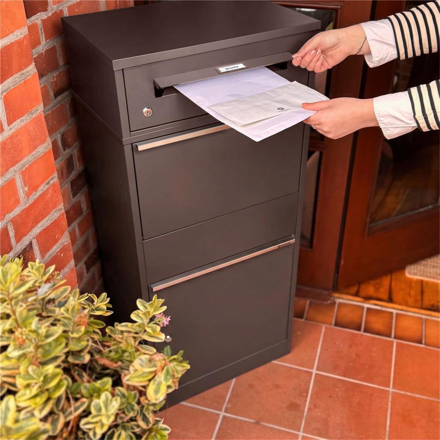 Metzler cassetta postale e box pacchi XXL da esterno acciaio zincato verniciato a polvere grigio micaceo DB 703 con targhetta nome intercambiabile sicura resistente intemperie design moderno