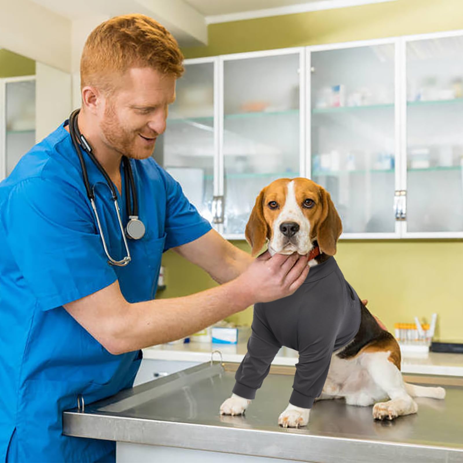 Kuoser M Dog Surgery Recovery Suit with Legs - Body medico per cani femmina, protezione per ferite a gomiti e gambe, manica anteriore per gamba post-operatoria, camicia protettiva per cani - grigio