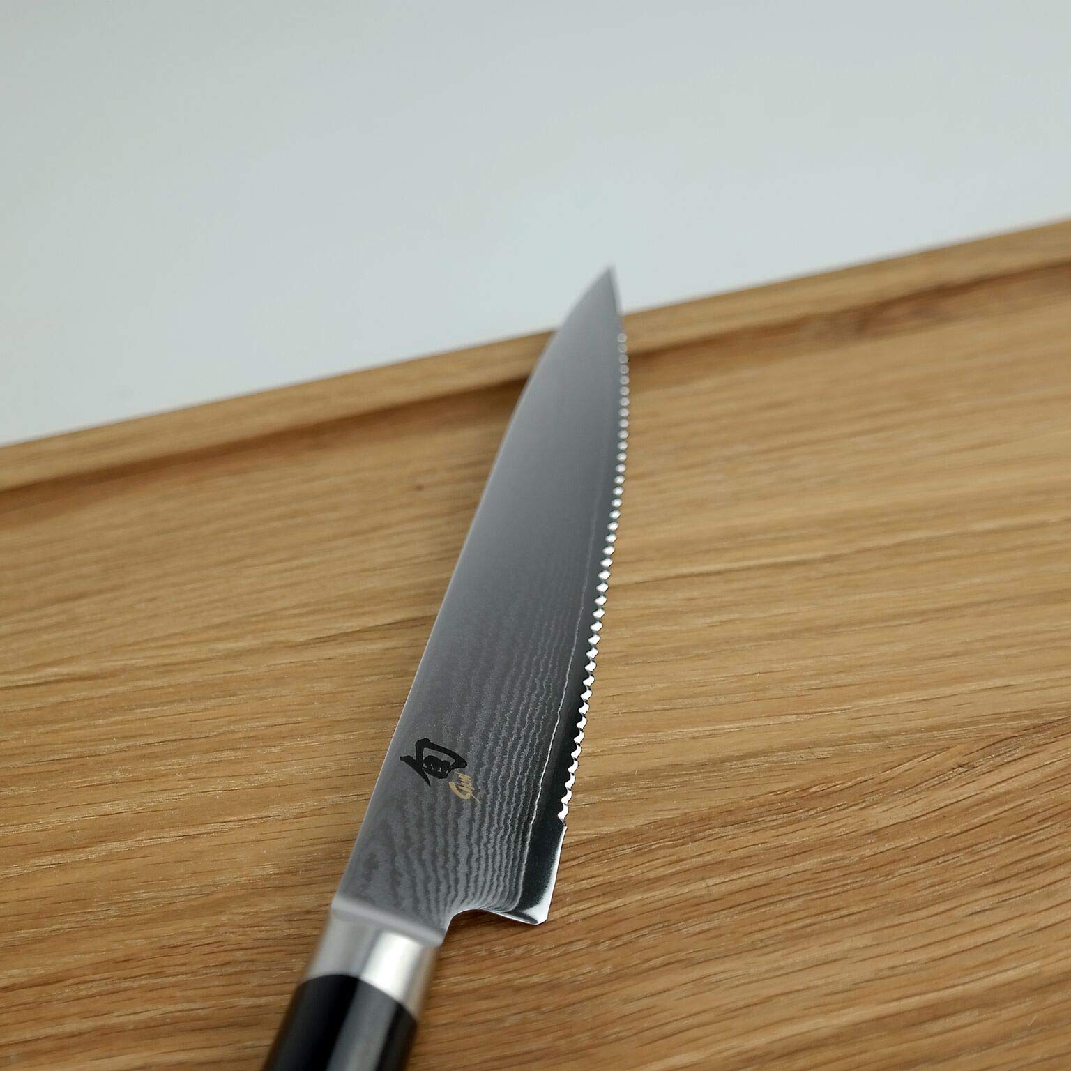 Kai Shun DM-0722 Couteau à tomates à tranchant ondulé japonais Lame 15 cm + Planche à découper Kai en chêne massif 30 x 22 cm
