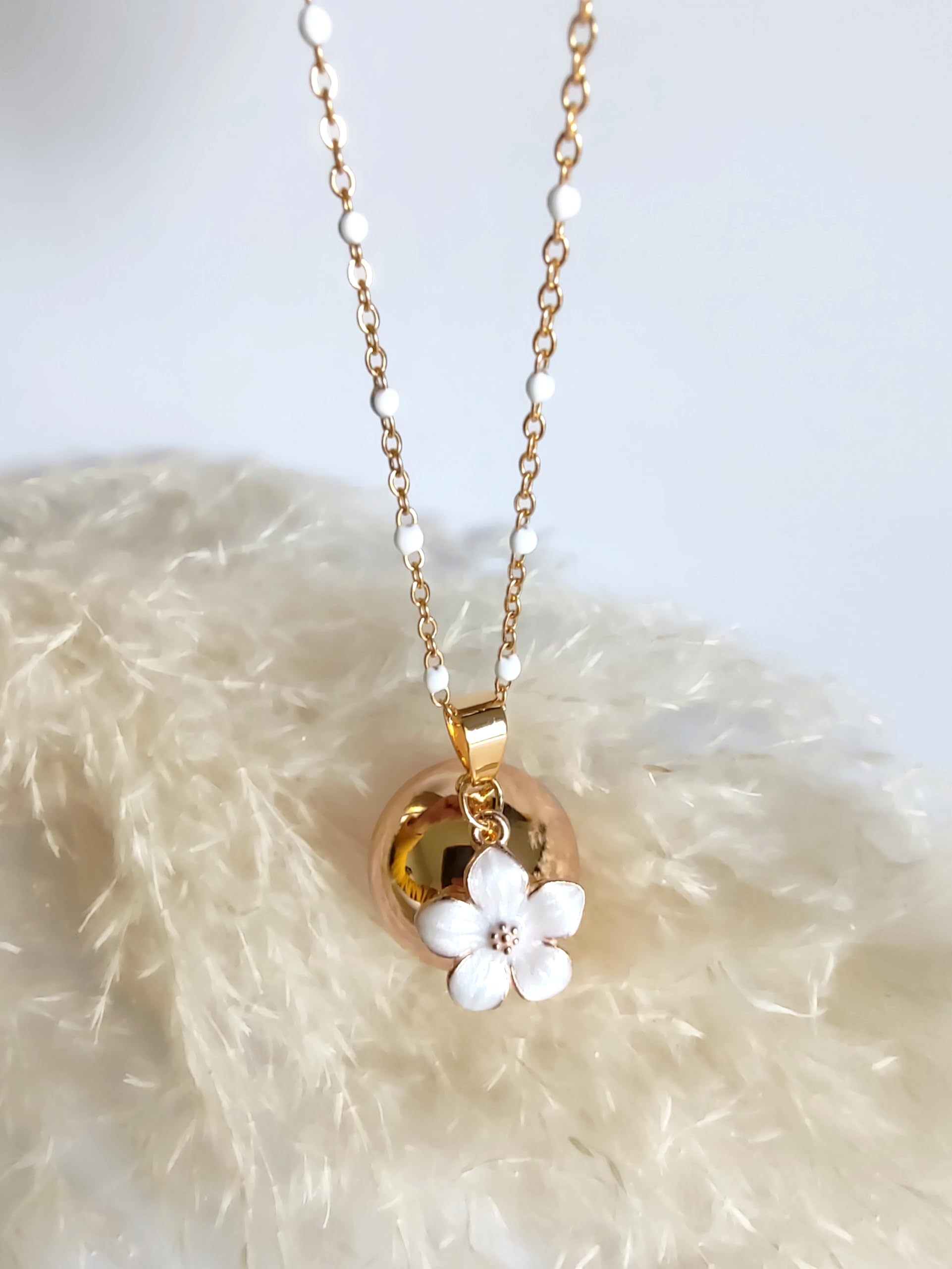 Collier Bola de Grossesse avec Pendentif Fleur de Sakura, Chaîne Dorée et Perles Blanches, Bijou pour Femme Enceinte
