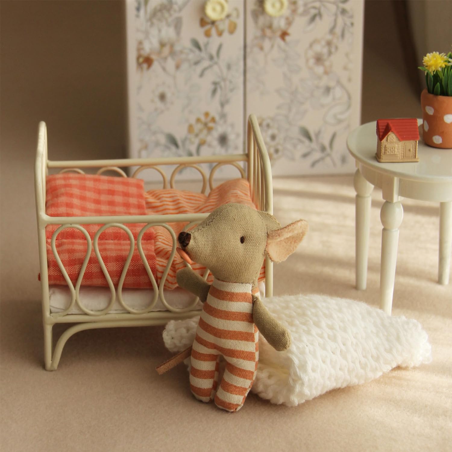 Cuna de casa de muñecas 1:12, 1 juego de cama de hierro en miniatura con ropa de cama, modelo de cuna moderna, mini, cuna, casa de muñecas, muebles, accesorios de decoración 4