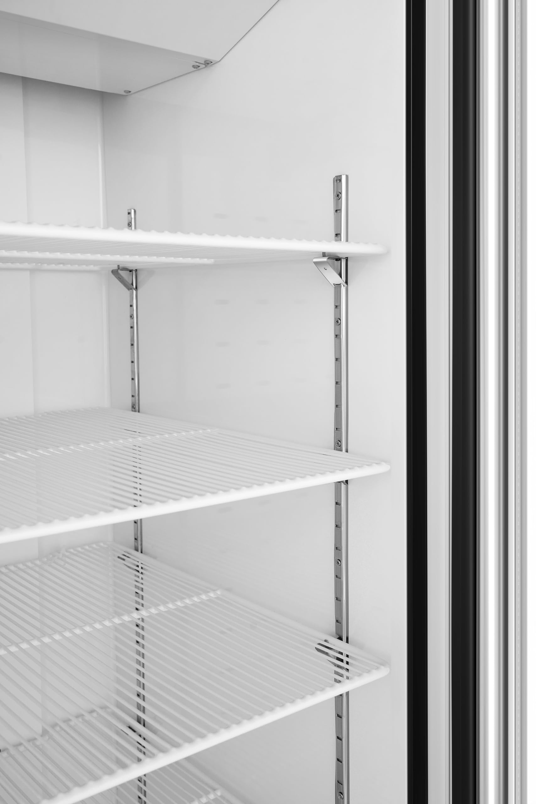 METRO Professional Frigorifero con Porta in Vetro GRE6600G, 380L, 5 Ripiani, Illuminazione LED, Serratura, 2 Ruote, Bianco