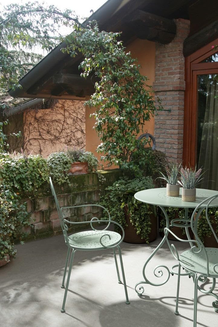 Decor Space Set Etienne Tavolino Ø 70 cm con 2 poltrone colorate in acciaio per giardino e bar finitura opaca (Antracite)