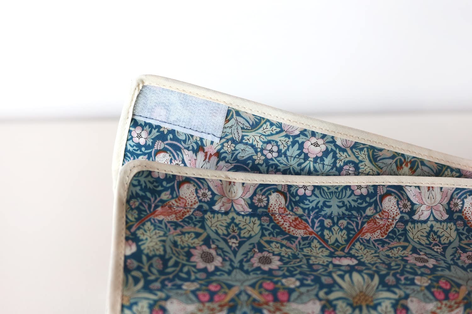 DDintex Floret London Tissue Cover, Strawberry Sheef, Green, 9.8 x 4.7 x 2.6 inches (25 x 12 x 6.5 cm), Uses Liberty Print