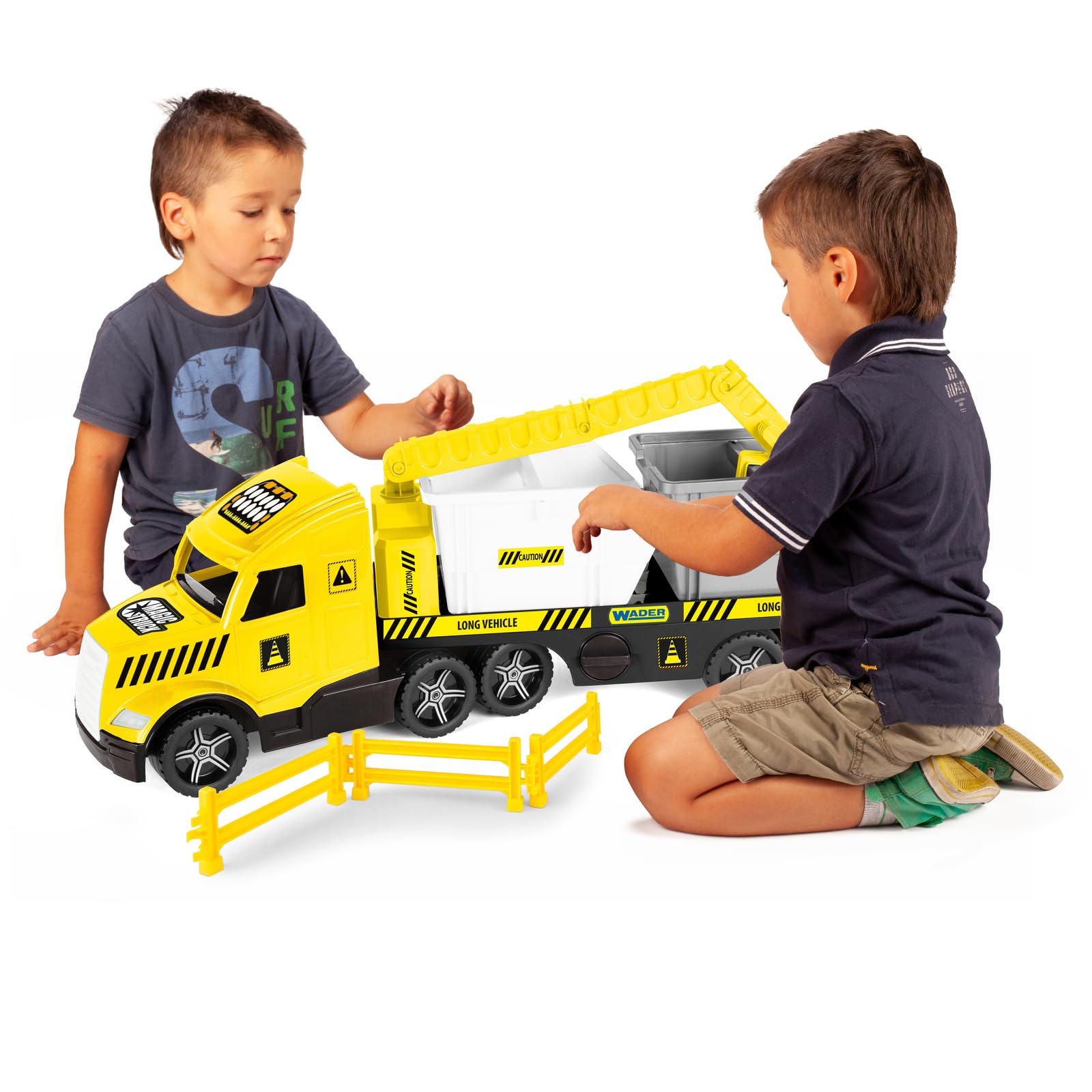Wader 36471 - Magic Truck Tieflader mit Baucontainern, Kran, Absperrgittern und leuchtenden Scheinwerfern, Größe ca. 79 cm, für Kinder ab 3 Jahren, Geschenk für kreatives Spielen