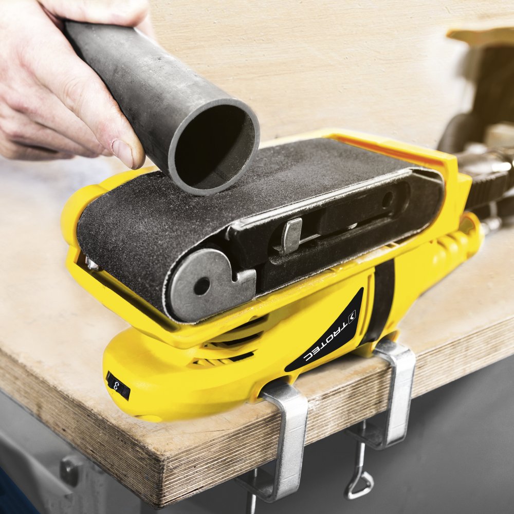 TROTEC Lijadora de banda PBSS 10-600 Lijadora electrónica de banda (600 W, papel de lija: 75 x 457 mm, incl. caja de recogida de polvo y el adaptador para una aspiradora externa)