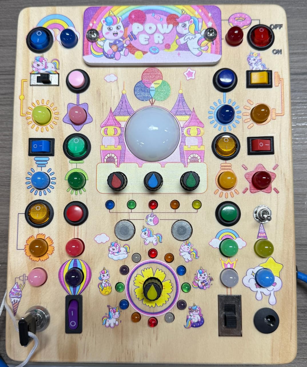 Montessori Busy Board giocattolo a partire da 1 anno, motivo unicorno, giocattolo sensoriale in legno, 36 luci LED, 23 interruttori